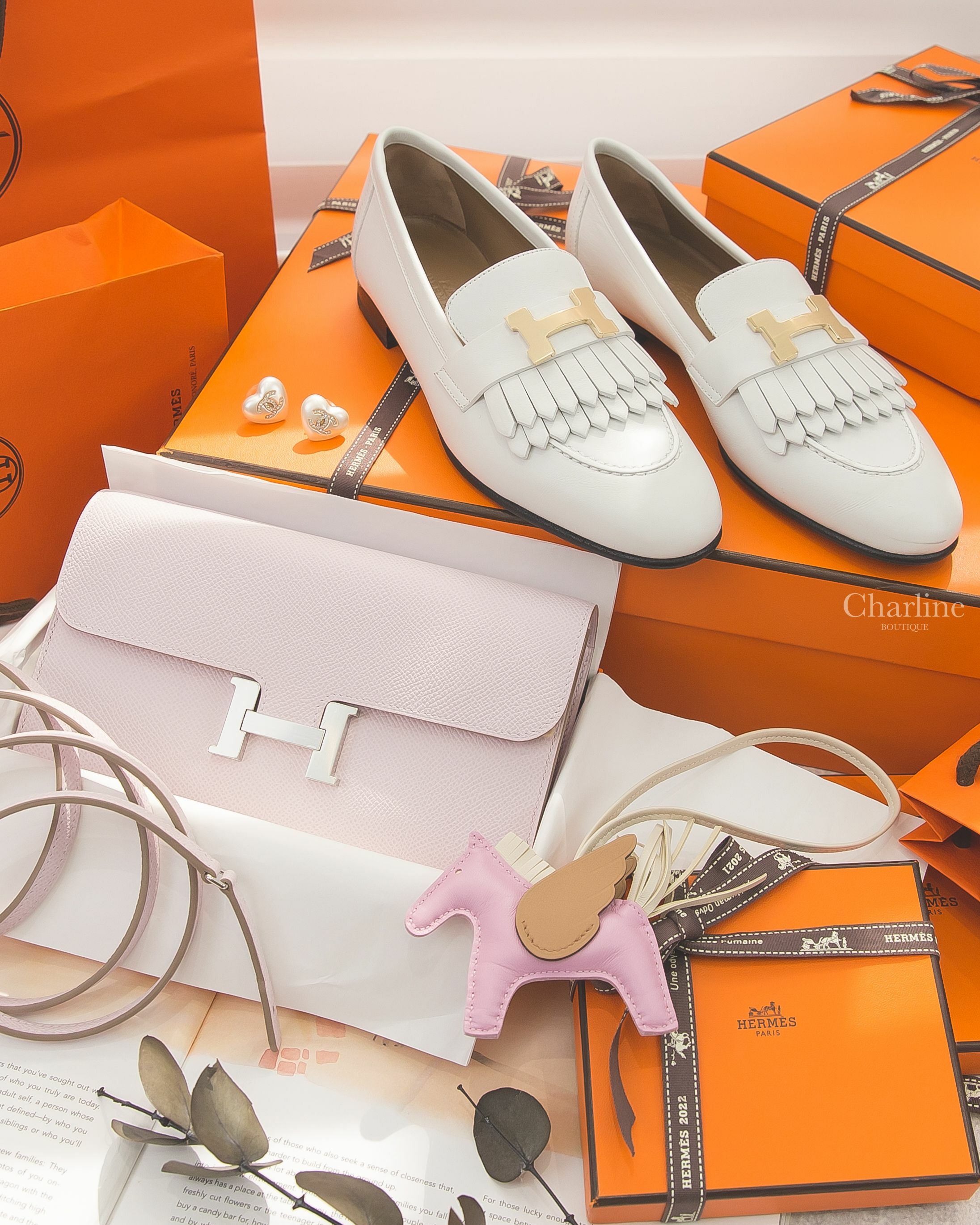 Hermès Constance To Go U刻淡紫色銀釦肩背包,錦葵粉/奶昔白/馬薩拉茶色小型飛馬吊飾,Loafer 白色金釦H流蘇牛皮樂福鞋,Chanel 金色水鑽CC白色愛心耳環-Charline Boutique 精品代購