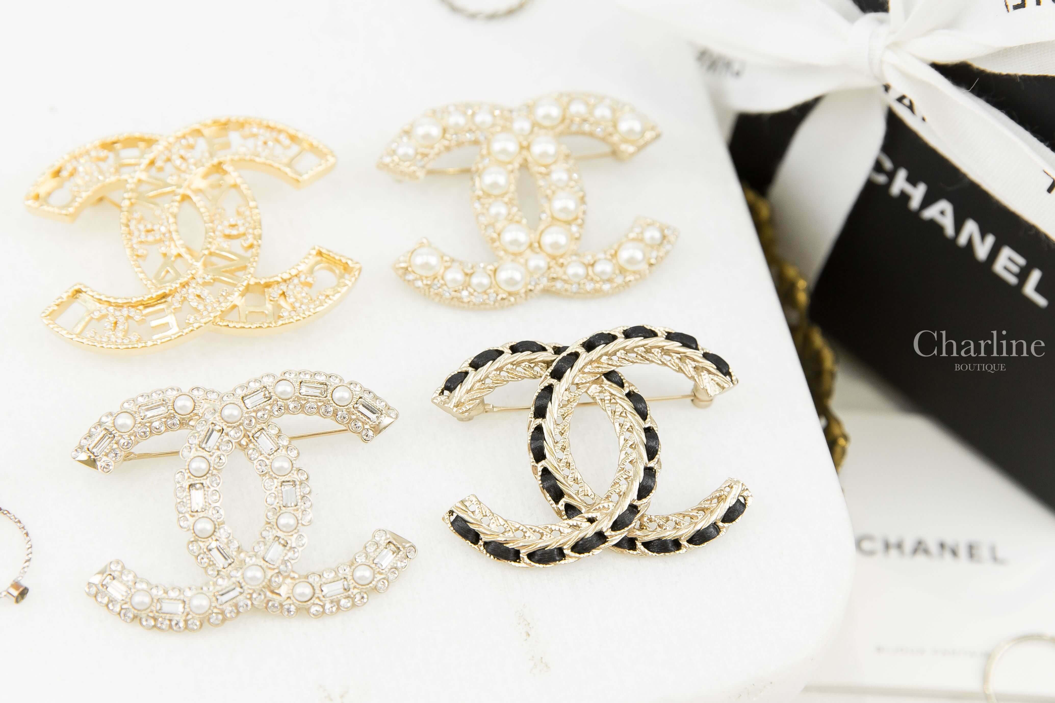 Chanel Brooch 金色方型水晶珍珠水鑽滾邊CC胸針,Chanel Brooch黑色大型皮穿鍊金色編織CC胸針,Chanel Brooch 金色簍空字母水鑽CC胸針,金色大小珍珠水鑽CC胸針-Charline Boutique 精品代購