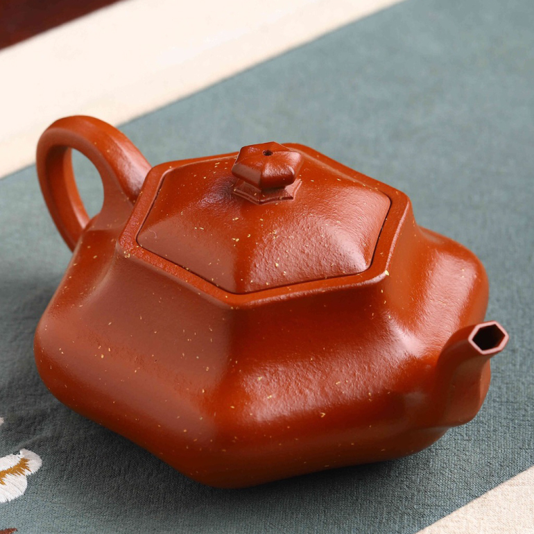 【賢者六方】-- 此壺層次感極強，舒展的壺把與窈窕的壺流，是壺提氣的關鍵。