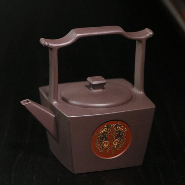 【慕明清傢俱 · 案几】-- 觥船一棹百分空，十歲青春不負公。今日鬢絲禪榻畔，茶煙輕揚落花風。