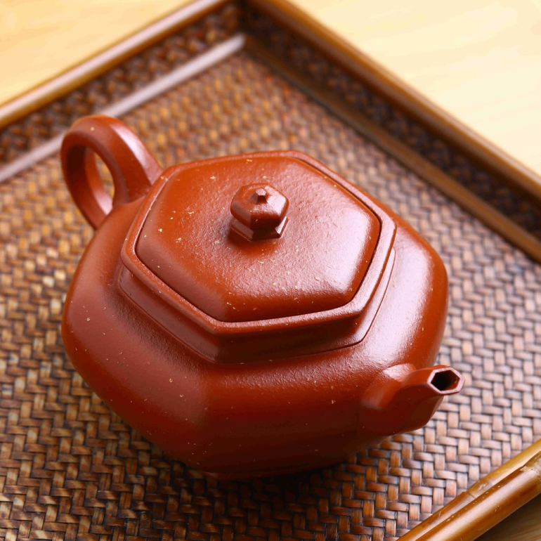 【六方宮燈】-- 宮燈壺是紫砂壺中的經典，顧名思議指古代宮廷用燈。