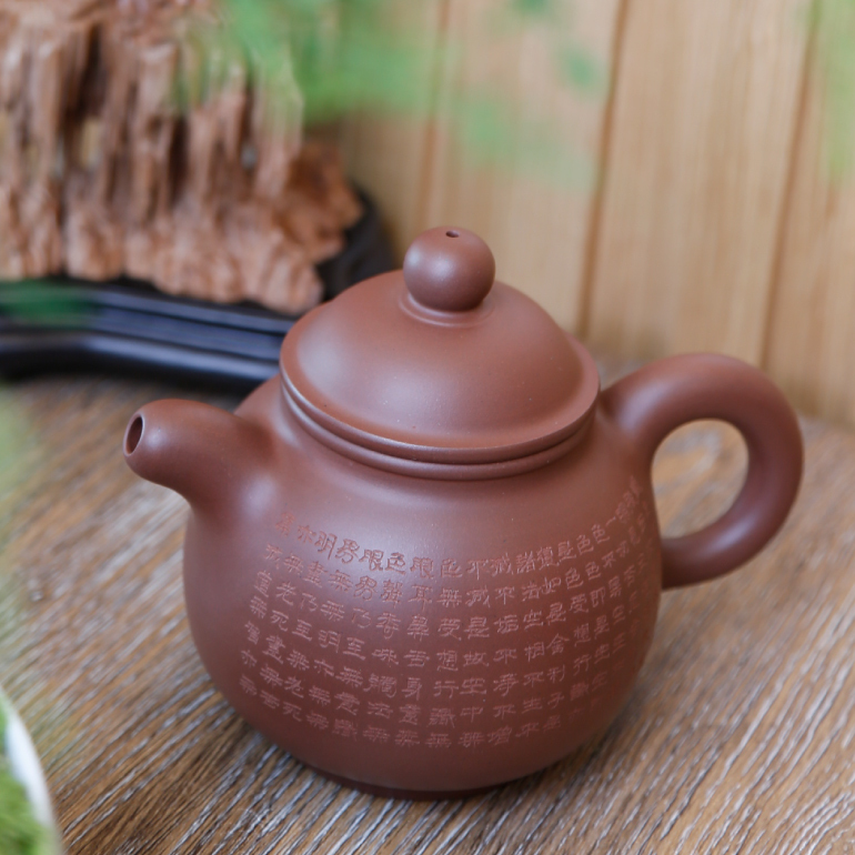 【高潘-心經】--此壺輪廓清晰，線條流暢。壺鈕為一高圓珠，精氣神十足。