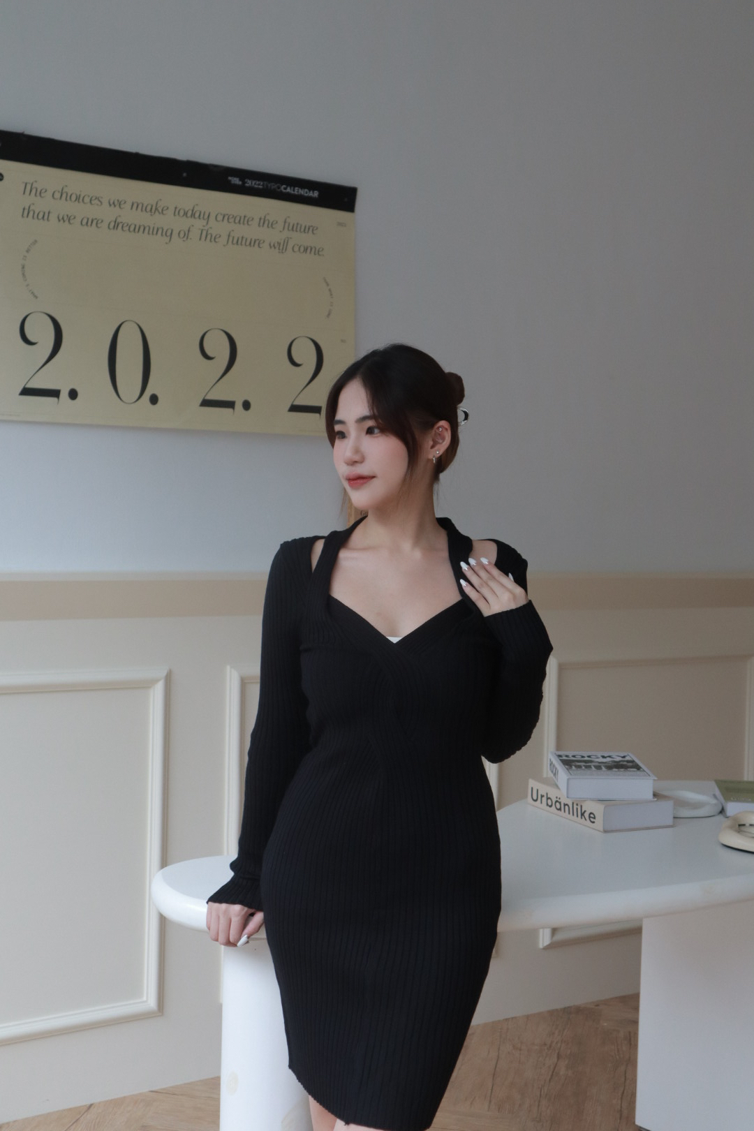 大Ｖ領繞頸貼身針織洋裝