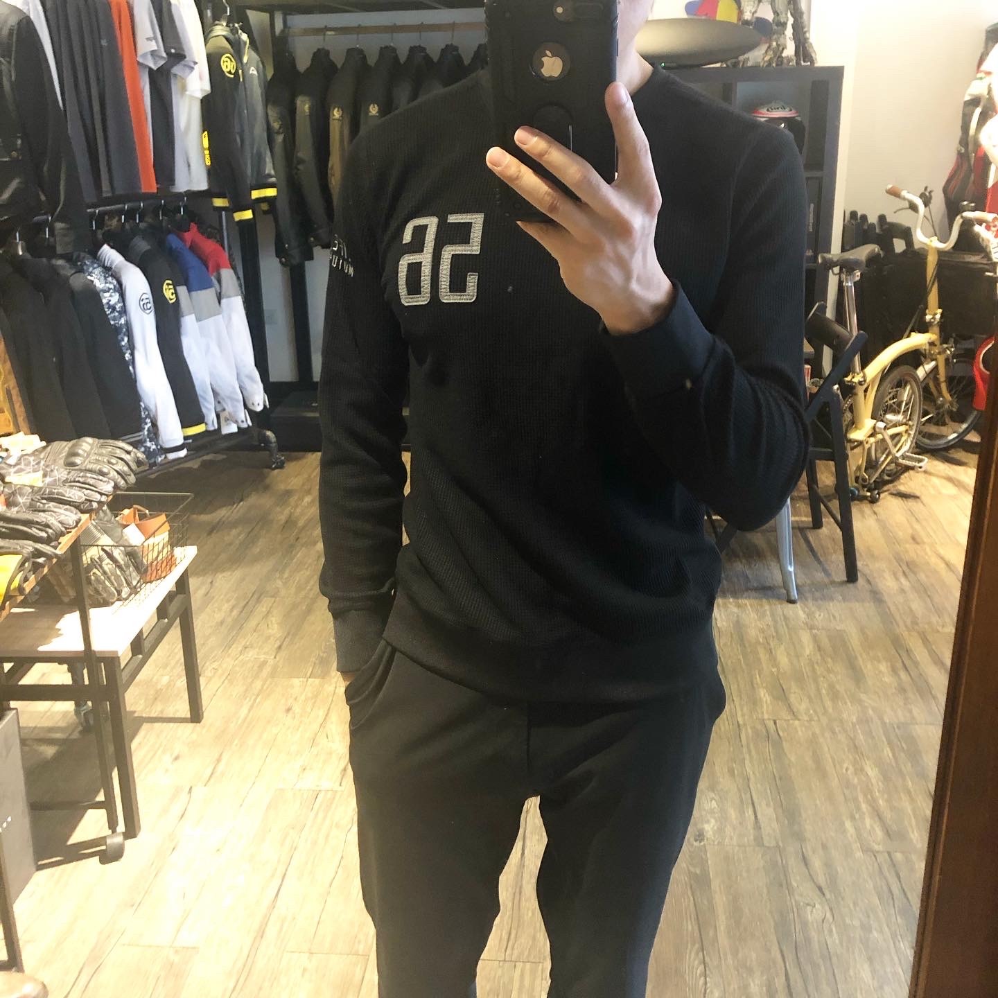 56DESIGN LOGO 針織線衫，經典刺繡設計與多層次穿搭，騎士風格單品