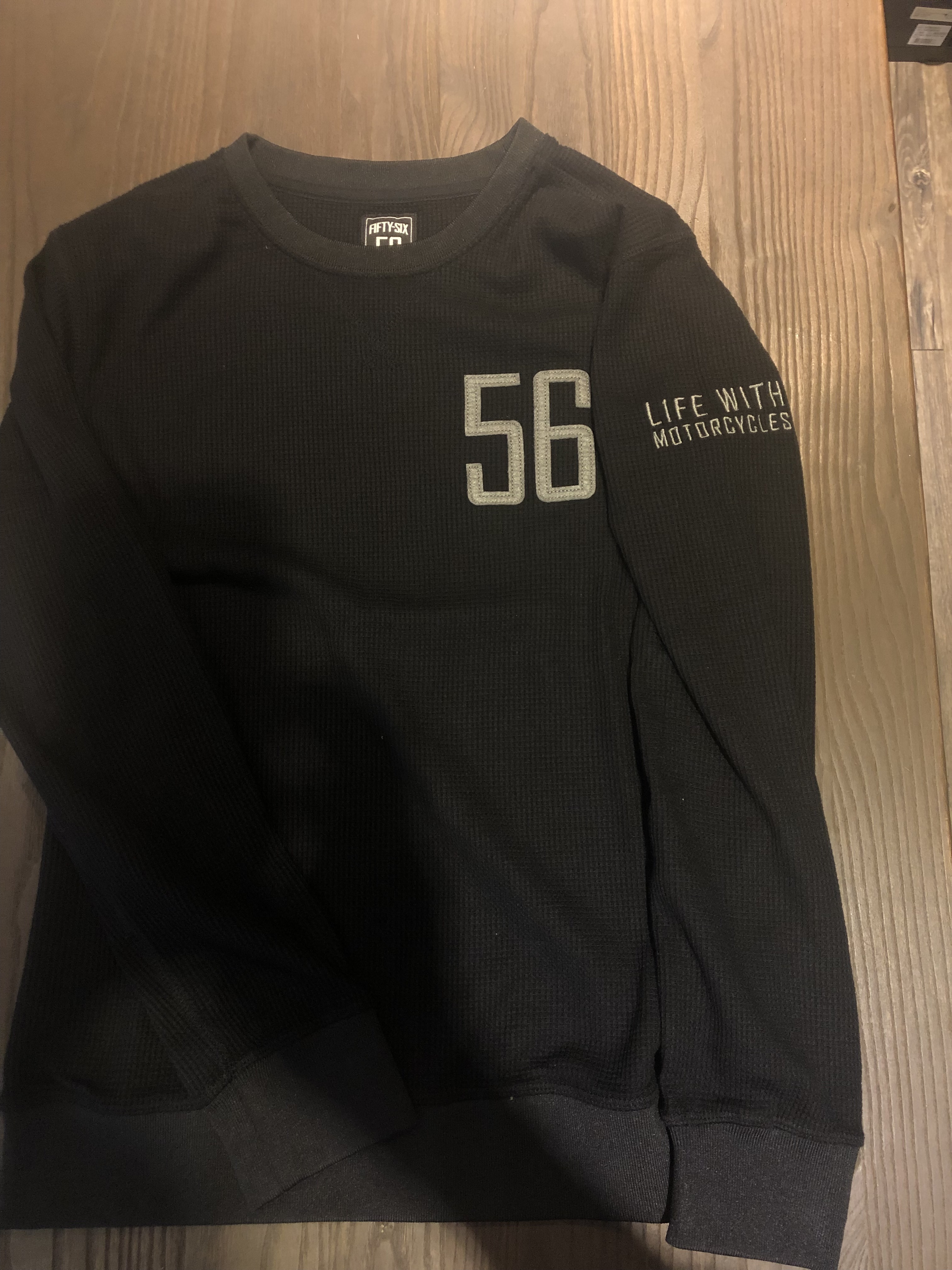 56DESIGN 刺繡 LOGO 針織線衫，高質感針織與柔軟保暖設計