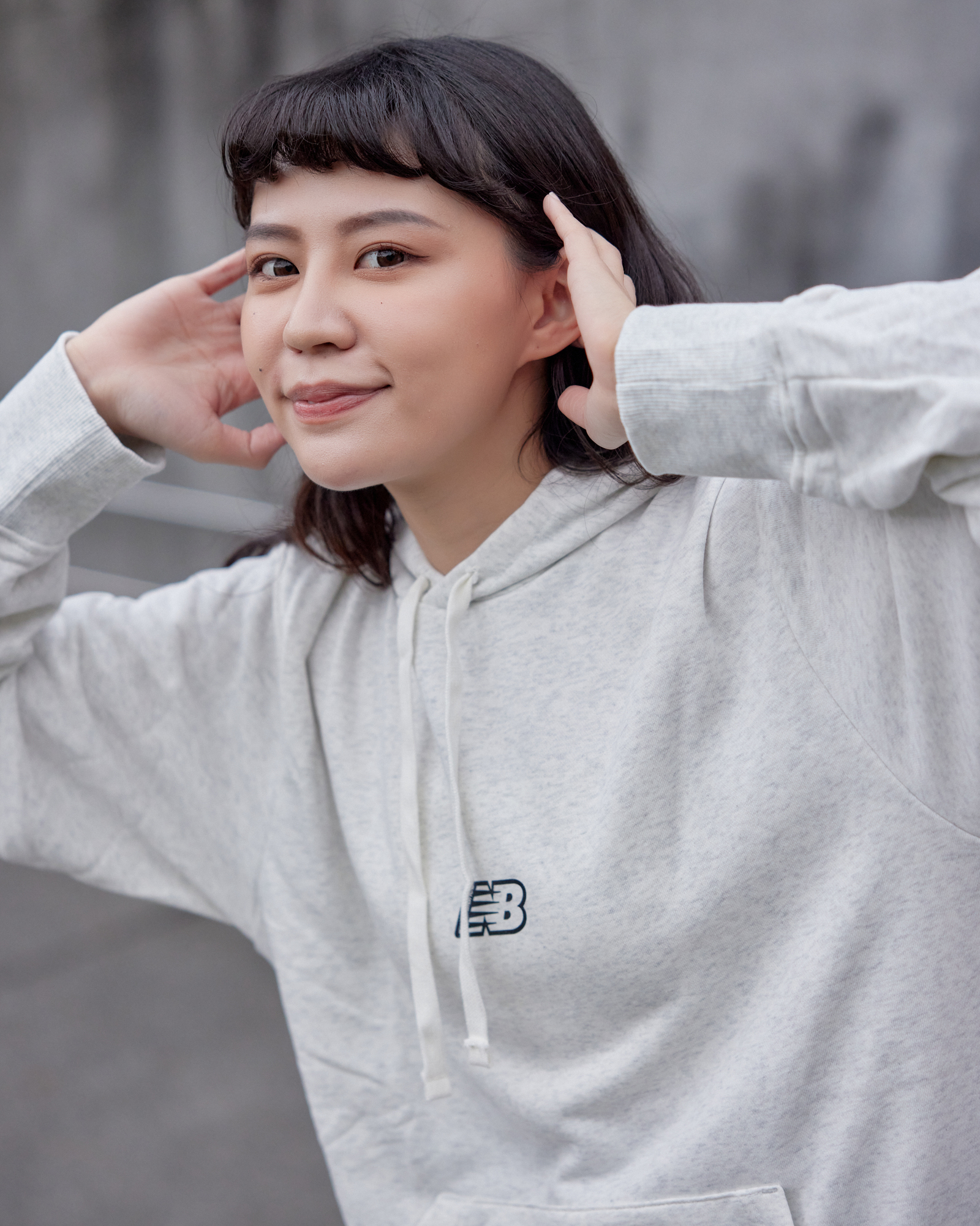 **特價商品售出不退換**男女款 NEW BALANCE ESS Fleece HOODIE 白灰 黑色 大LOGO 毛巾底 帽T【AMT23511】NBESS