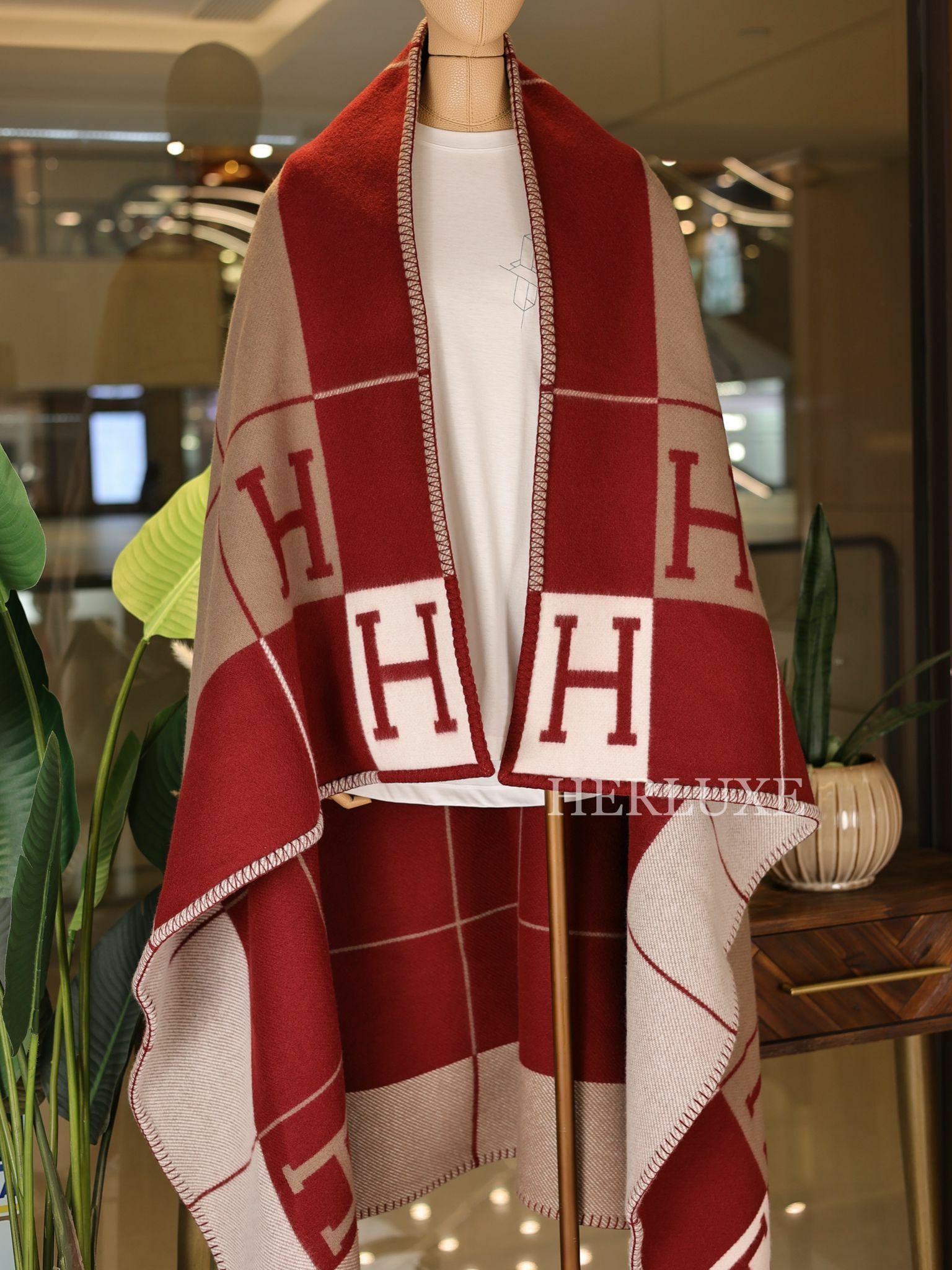 Avalon III throw blanket in jacquard woven wool & cashmere Écru / Rouge H  size 135x170cm