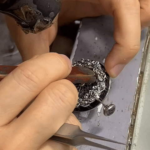 手工腕錶｜哥德始源手錶－正面上下錶耳採用典型哥德尖頂花窗圖騰。 手錶殼兩側邊象徵花叢與哥德木刻蝕裝飾