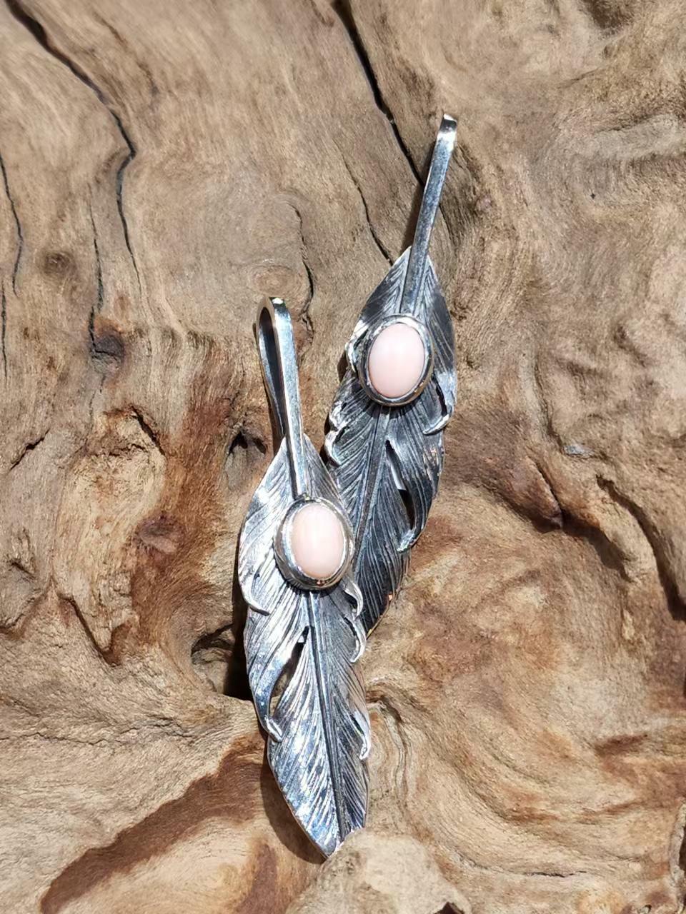 *Black Venom Jewelry-Freedom & Prayer M(6cm)  鑲粉珊瑚銀羽。