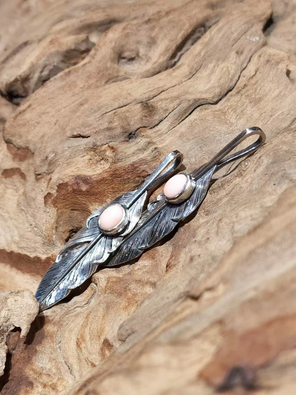 *Black Venom Jewelry-Freedom & Prayer M(6cm)  鑲粉珊瑚銀羽。