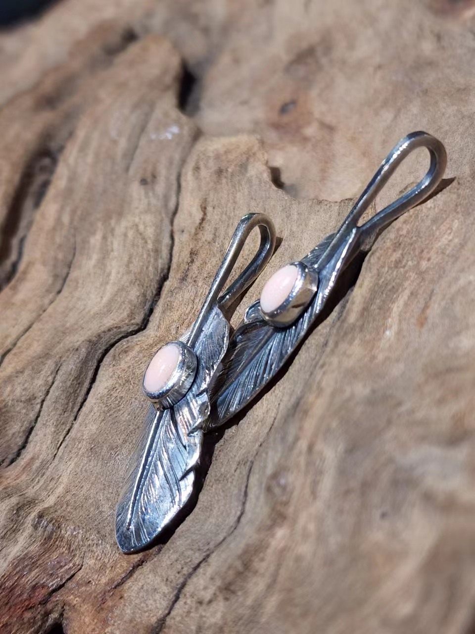 *Black Venom Jewelry-Freedom & Prayer XS(4cm) 鑲粉珊瑚銀羽。