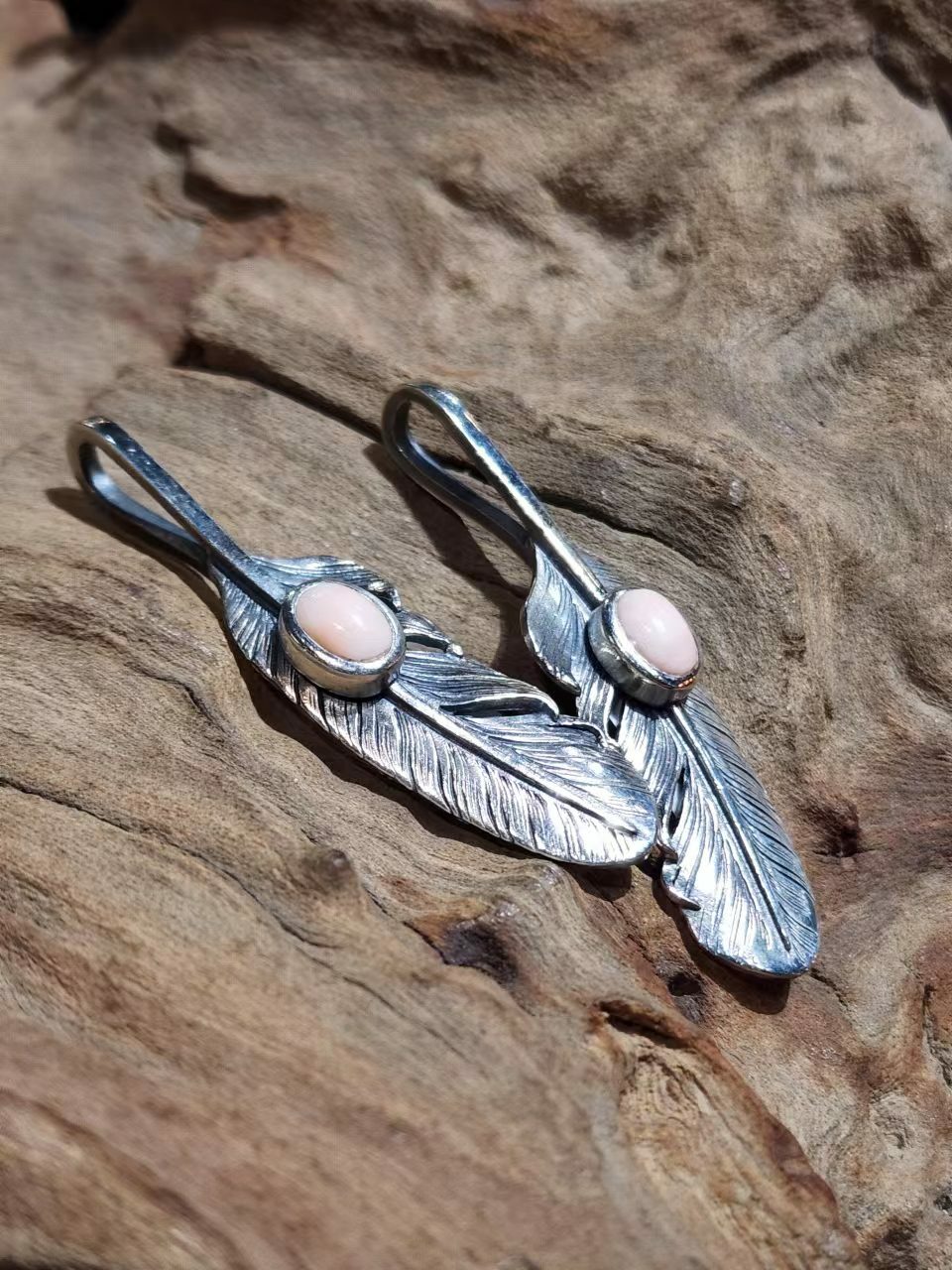 *Black Venom Jewelry-Freedom & Prayer S(5cm) 鑲粉珊瑚銀羽。