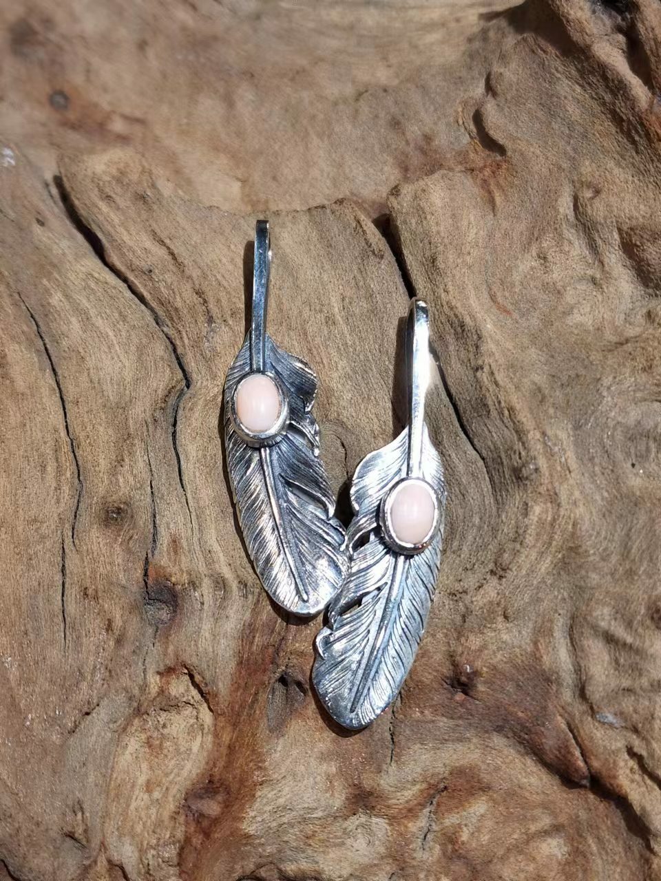 *Black Venom Jewelry-Freedom & Prayer S(5cm) 鑲粉珊瑚銀羽。