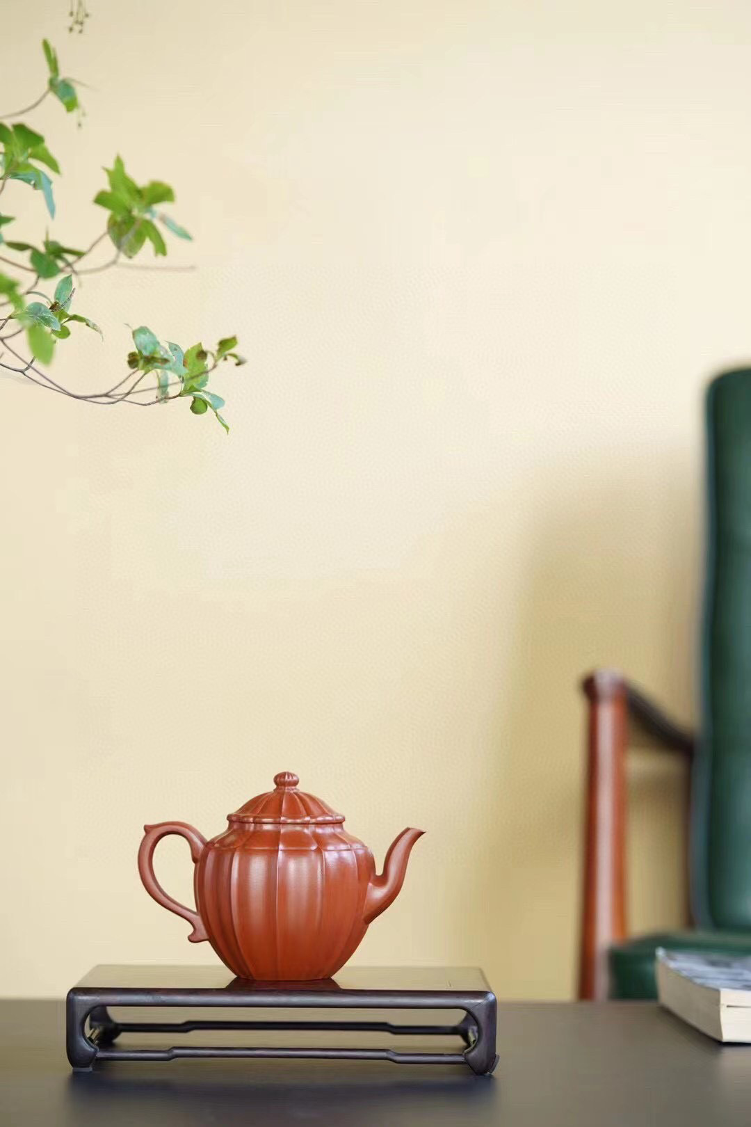 【菱花仙子】 -- 此壺是在菱花壺基礎之上創作而來，此款壺製作審慎，工精藝謹。