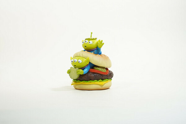 Soap Studio 三眼怪漢堡公仔側面照