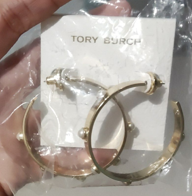 [S] TORY BURCH STACKED STUDDED PEARL HOOP EARRING, GOLD, 46686-972 (STB100)