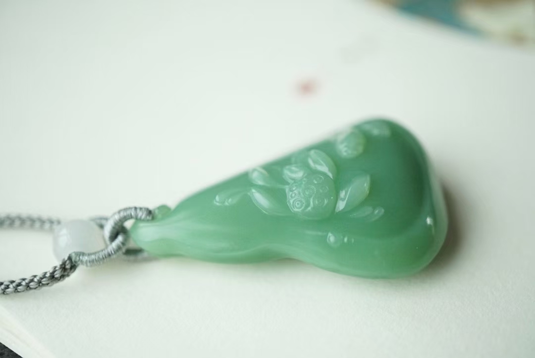 1015430 和田玉碧玉稀有粉果綠“好運連連”掛件