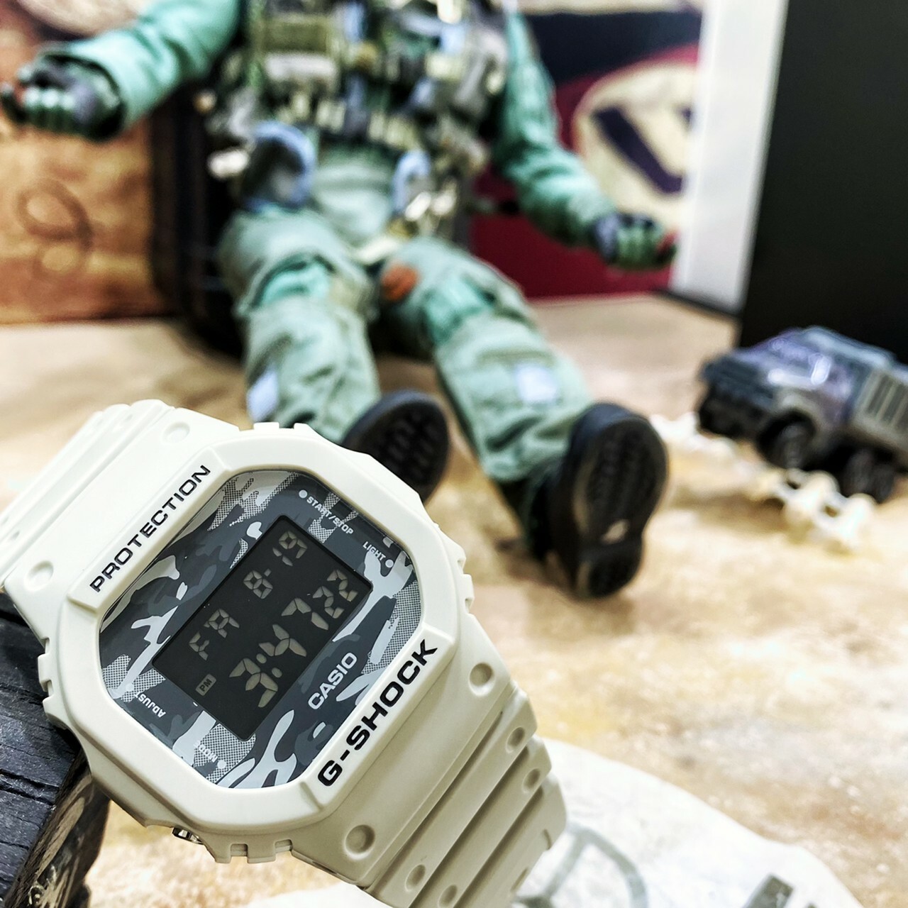 【G-SHOCK 卡西歐】經典方形迷彩5600系列 DW-5600CA-8D (杏色) 現代鐘錶