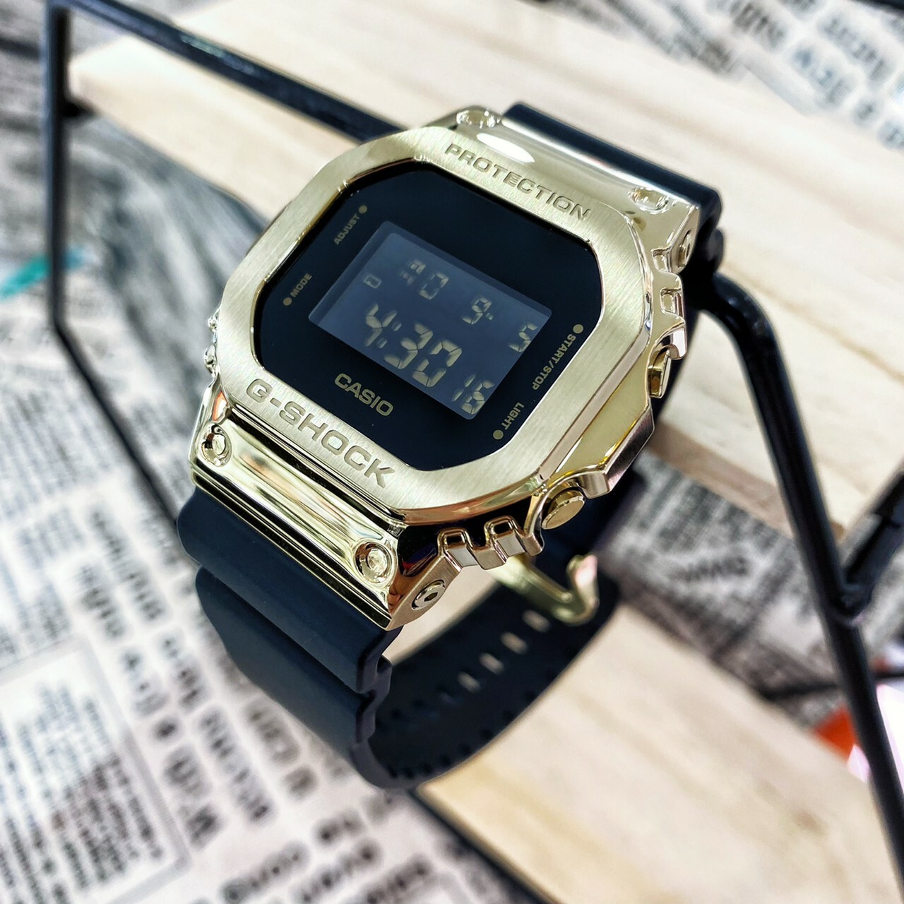 【G-SHOCK 卡西歐】黑金潮流 重金屬錶殼方形電子錶 GM-5600G-9D 現代鐘錶