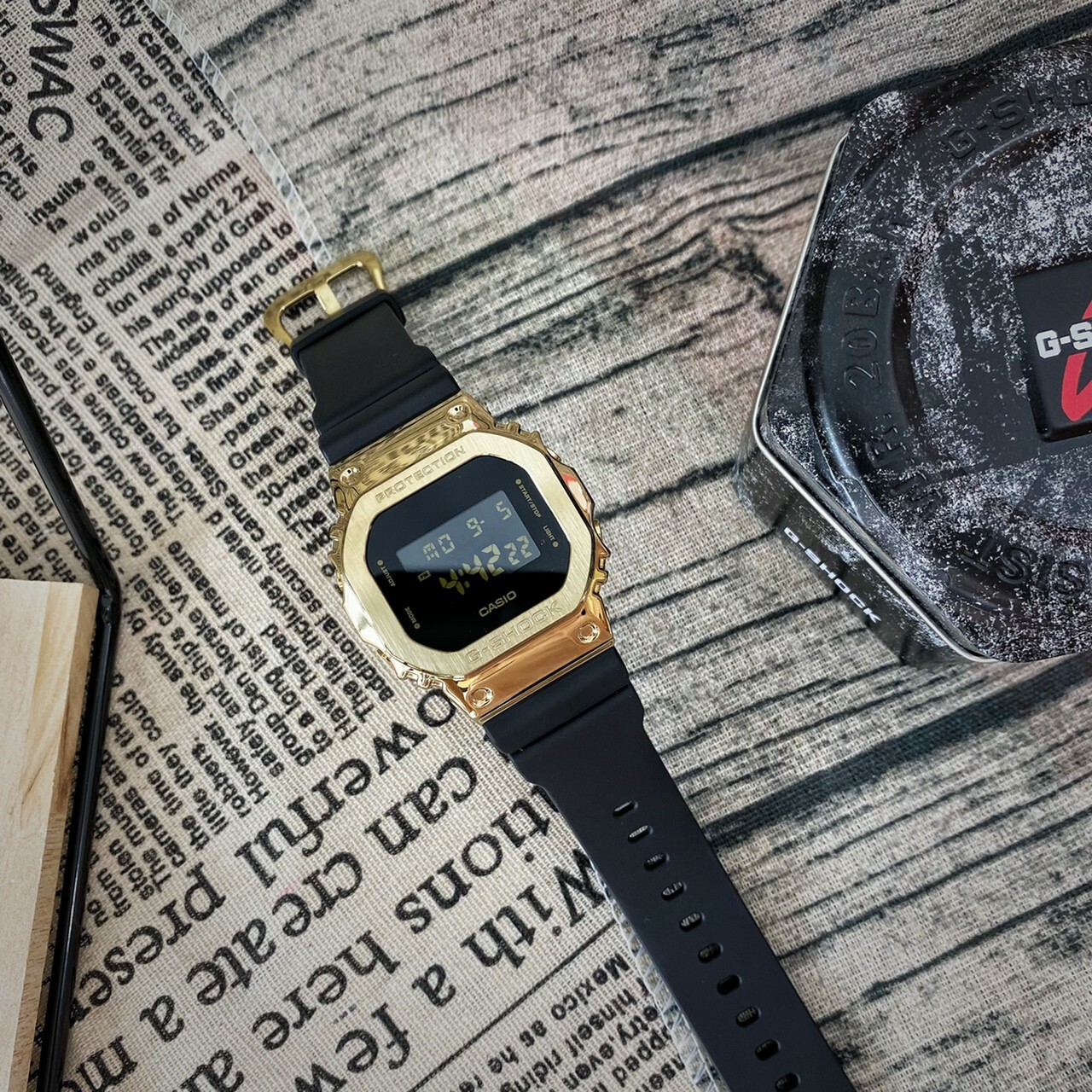 【G-SHOCK 卡西歐】黑金潮流 重金屬錶殼方形電子錶 GM-5600G-9D 現代鐘錶