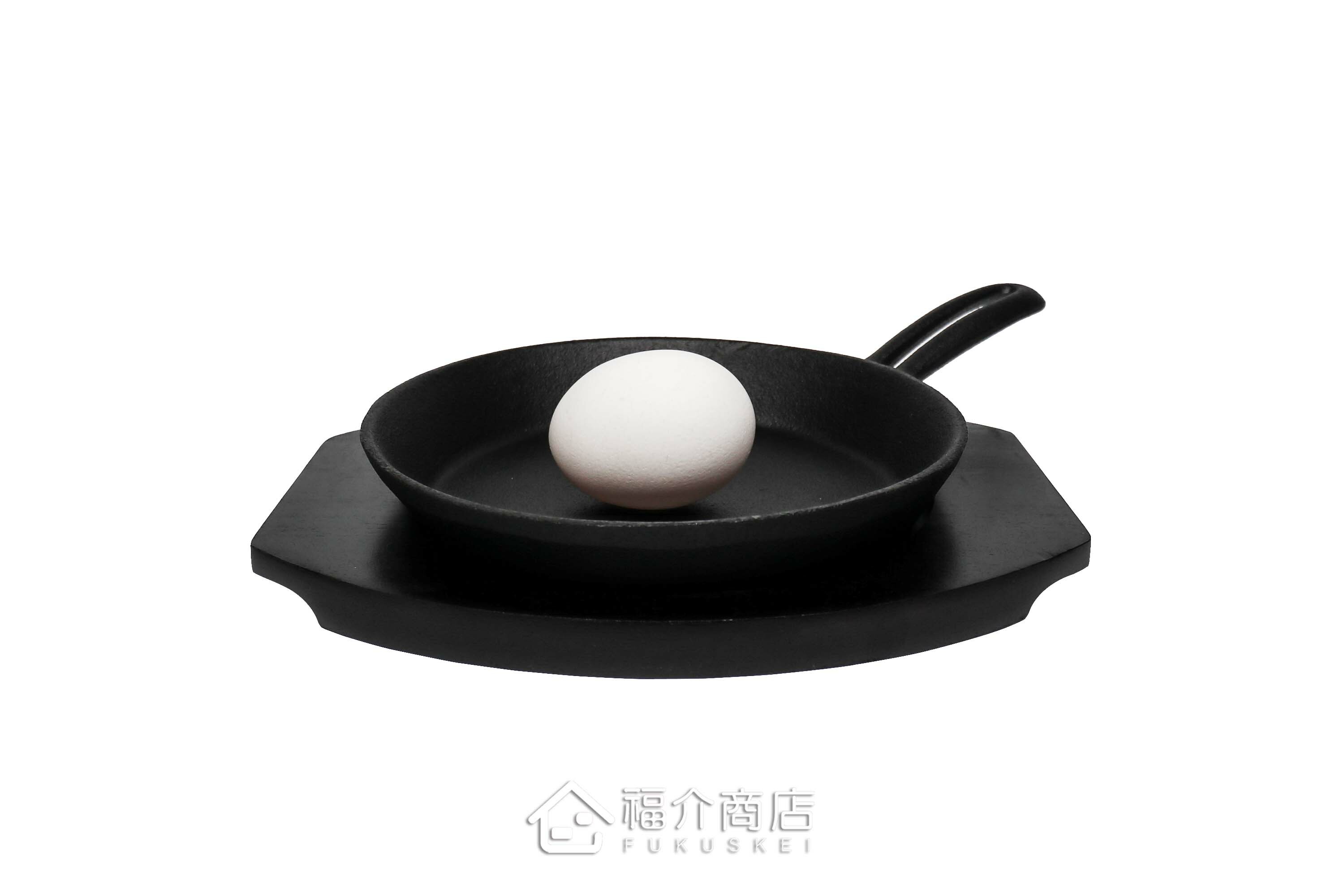 黑色鑄鐵平底鍋與雞蛋