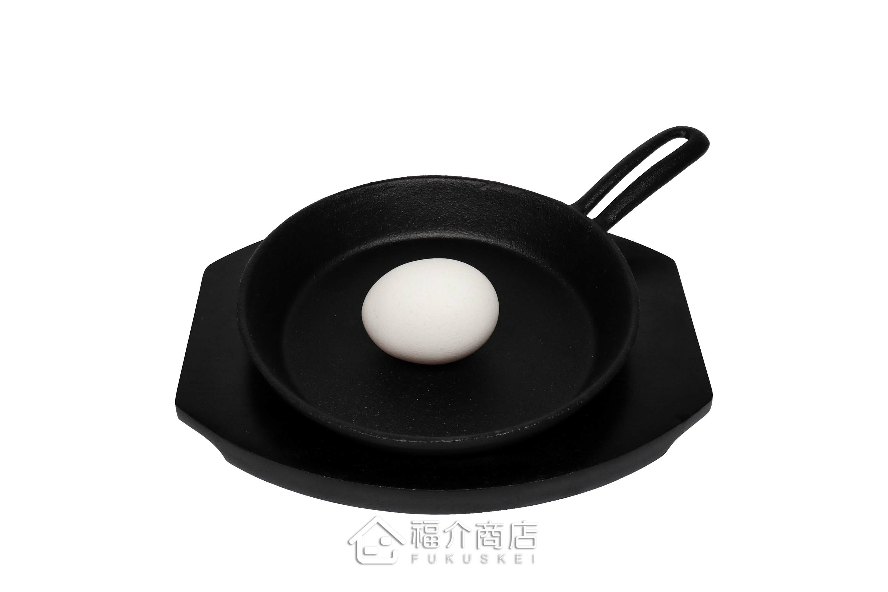 黑色鑄鐵平底鍋與雞蛋