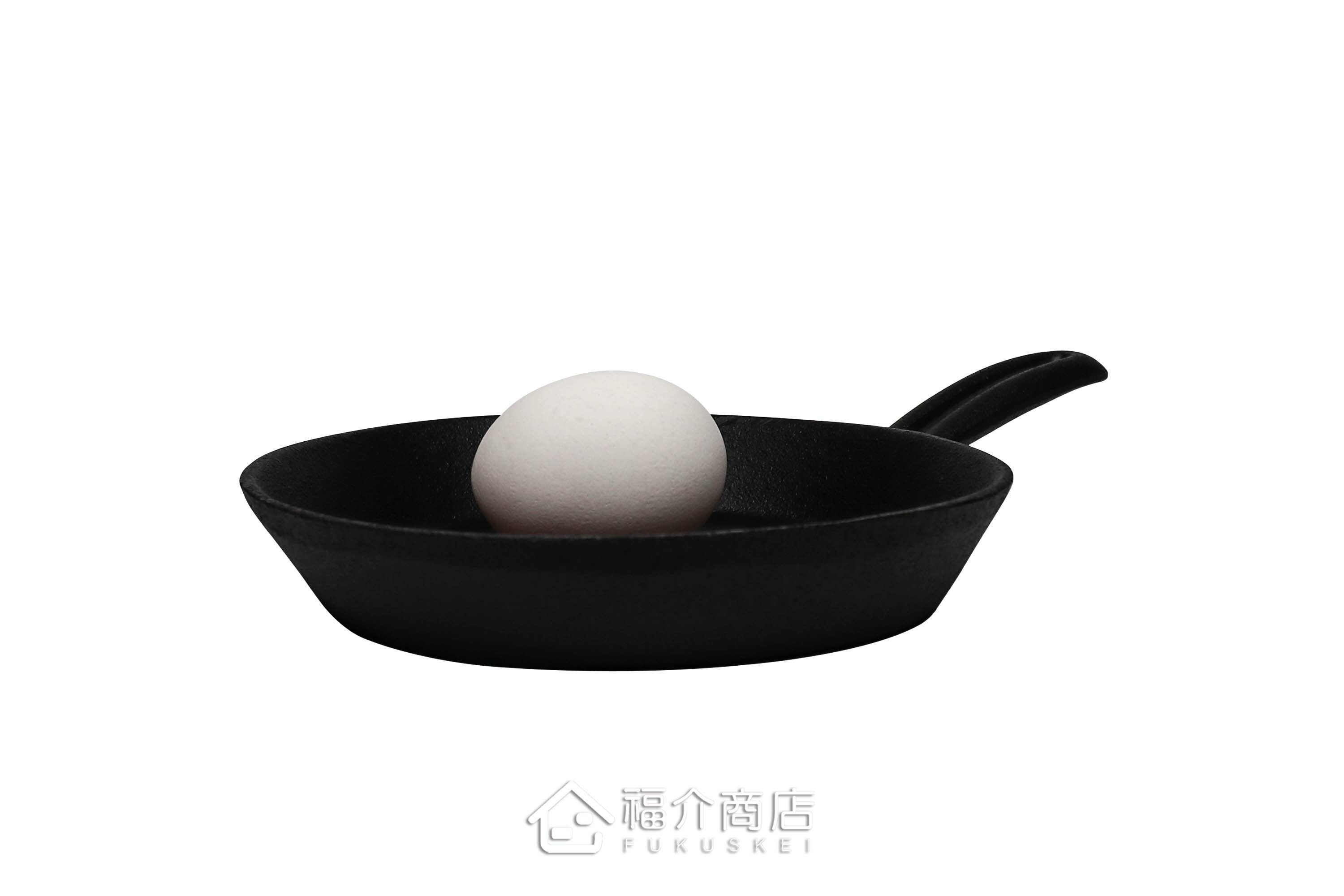 黑色鑄鐵平底鍋與雞蛋