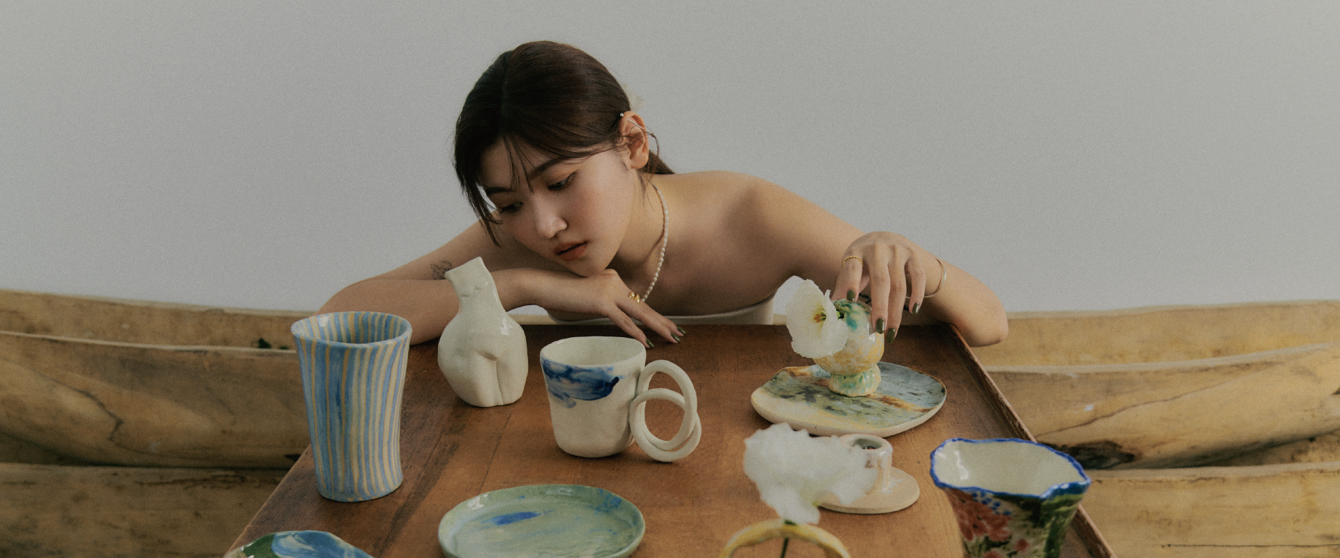 喜歡繪畫的俞丁提到自己也很喜歡陶藝 ，甚至還有在家擺放自己的畫作、陶作等