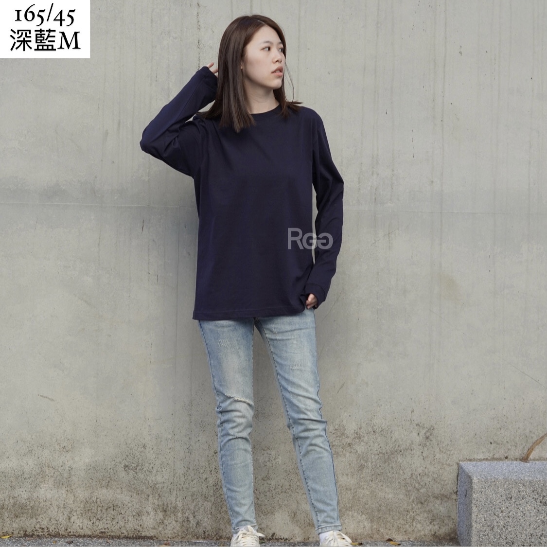 女模著United Athle 長T深藍Ｍ