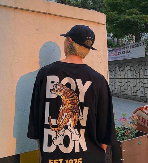KOREA BOY LONDON TIGER GRAPHIC TSHIRT