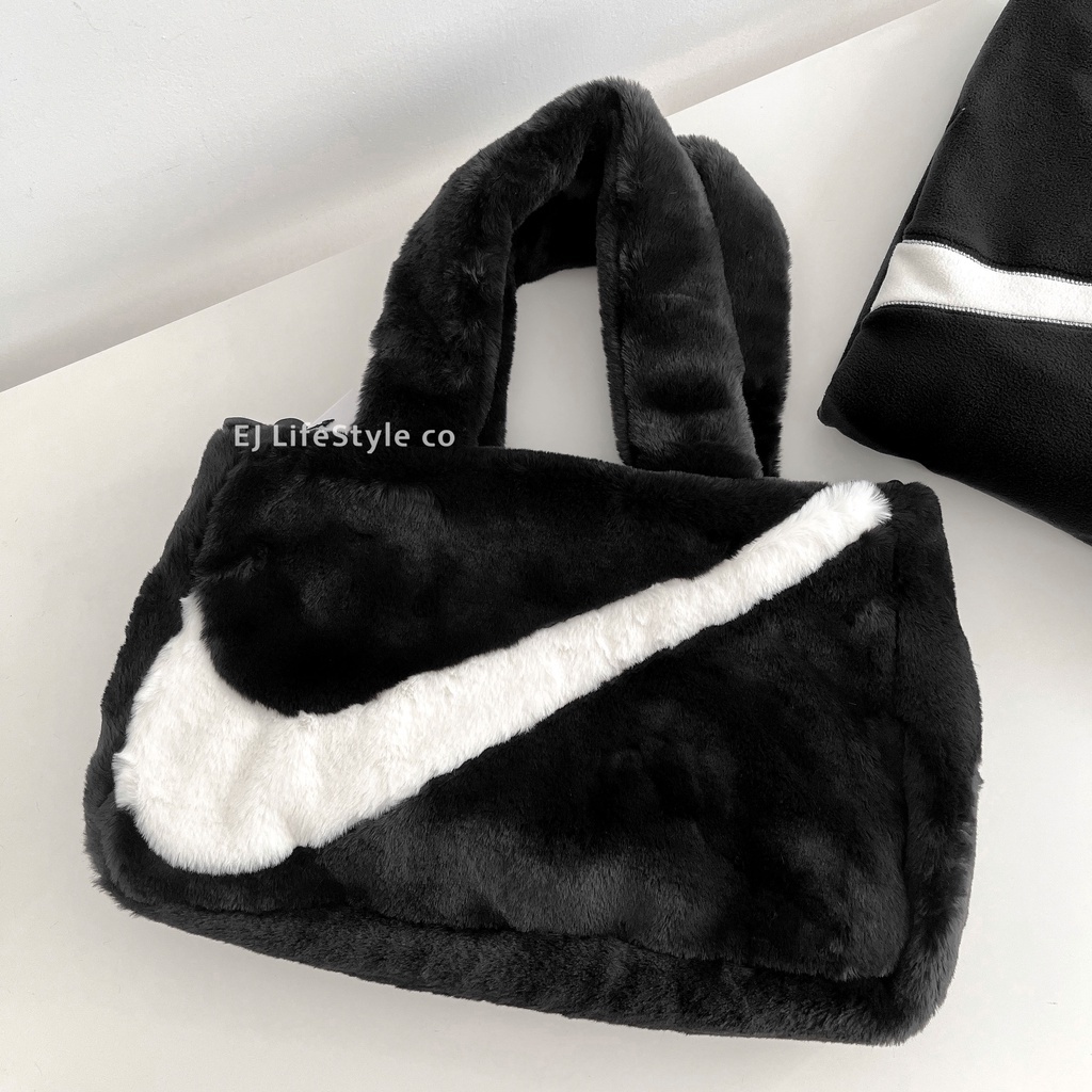 NIKE LOGO 大勾 勾勾 包包 側背包 手提包 背包 黑 白 絨毛 DQ5804-010 / 現貨