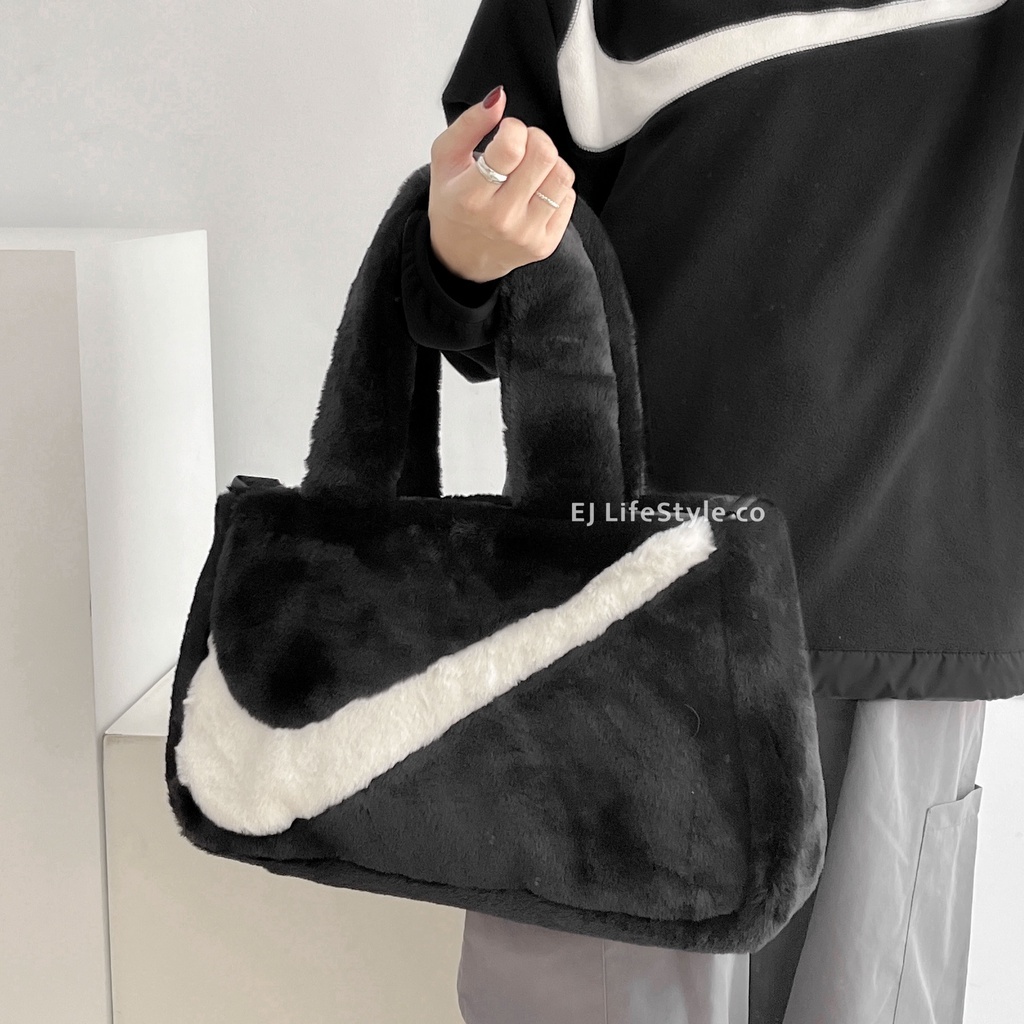 NIKE LOGO 大勾 勾勾 包包 側背包 手提包 背包 黑 白 絨毛 DQ5804-010 / 現貨