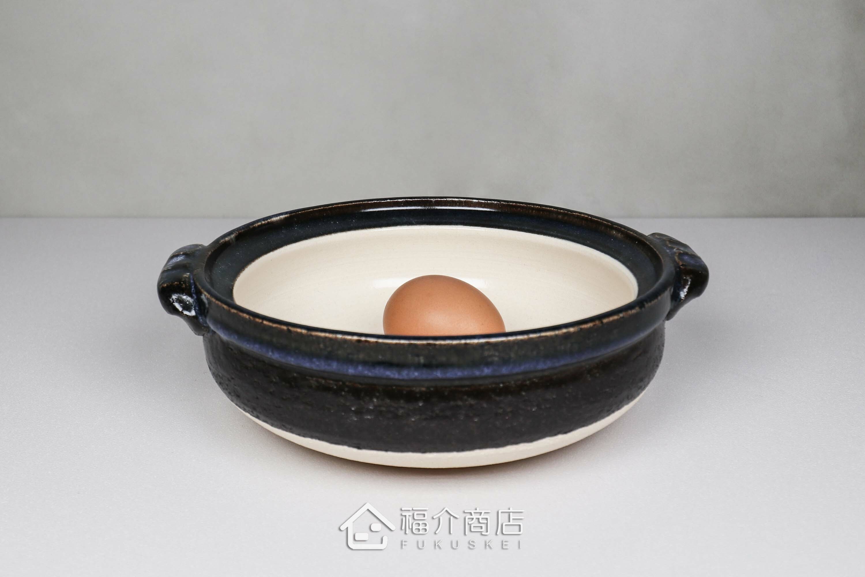 黑色保溫陶鍋與雞蛋