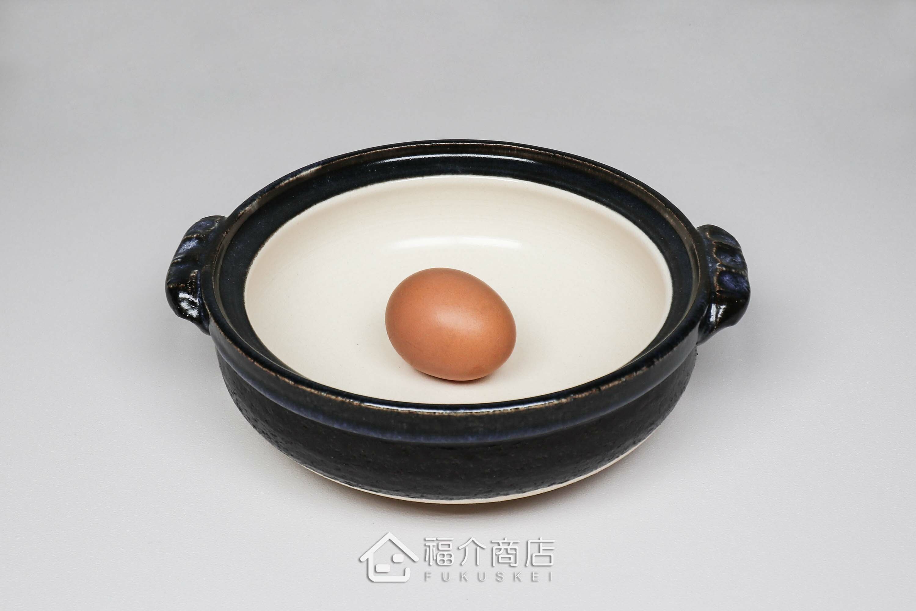 黑色保溫陶鍋與雞蛋