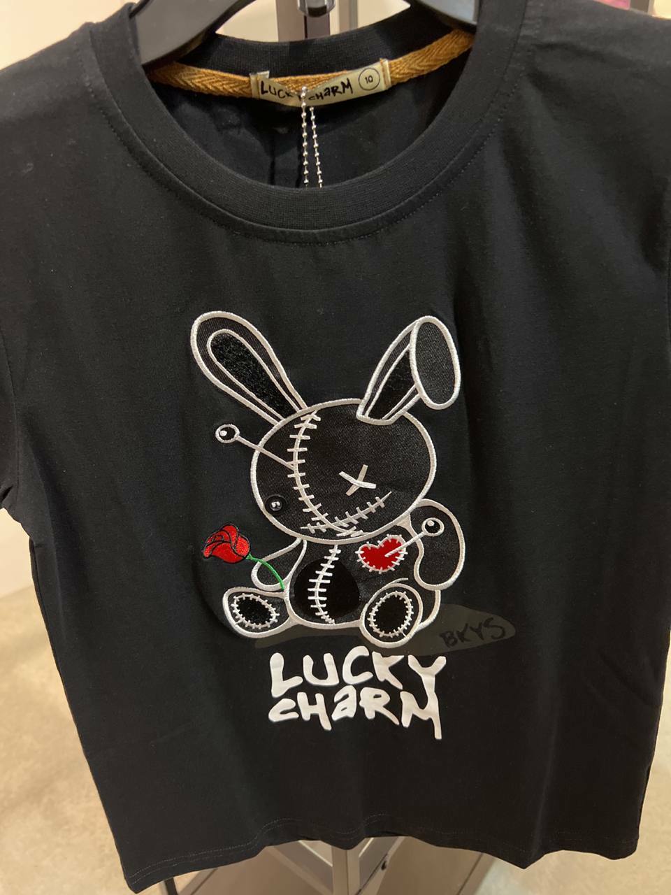 [S] LUCKY CHARM BKYS TSHIRT,BLACK/WHITE, T934B-BLACK/WHITE [FINAL SALE] (SLCM43)