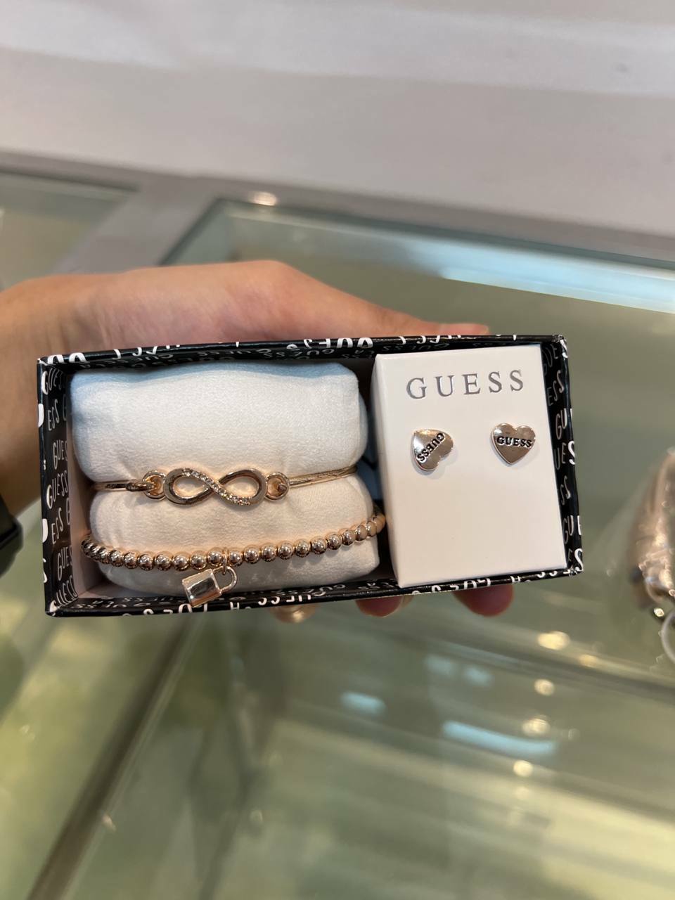 [S] GUESS LOGO HEART BRACELET BOX SET,SILVER-TONE, 748838773702 (SGU197)