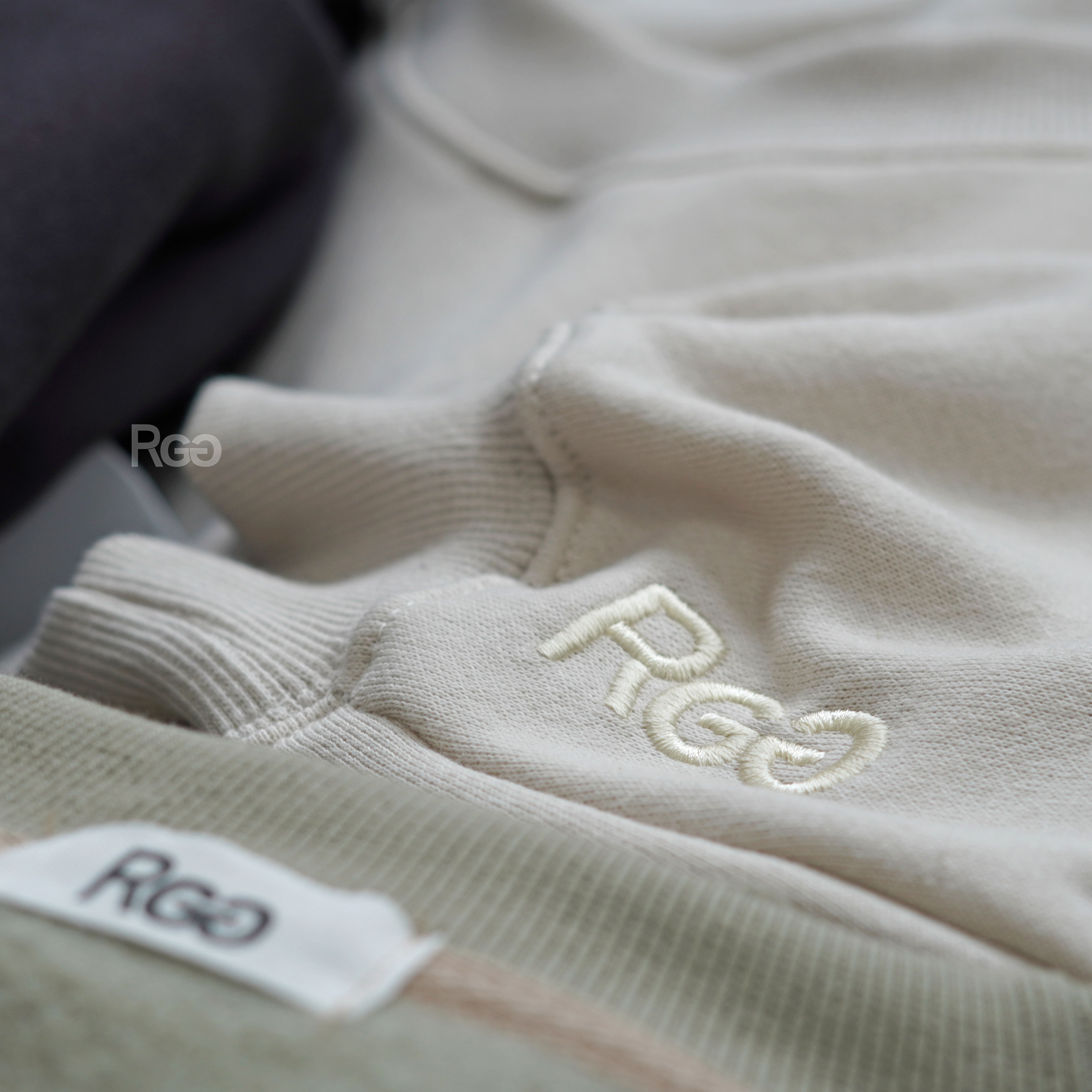 韓版隱藏口袋刷毛大學Ｔ刺繡細節