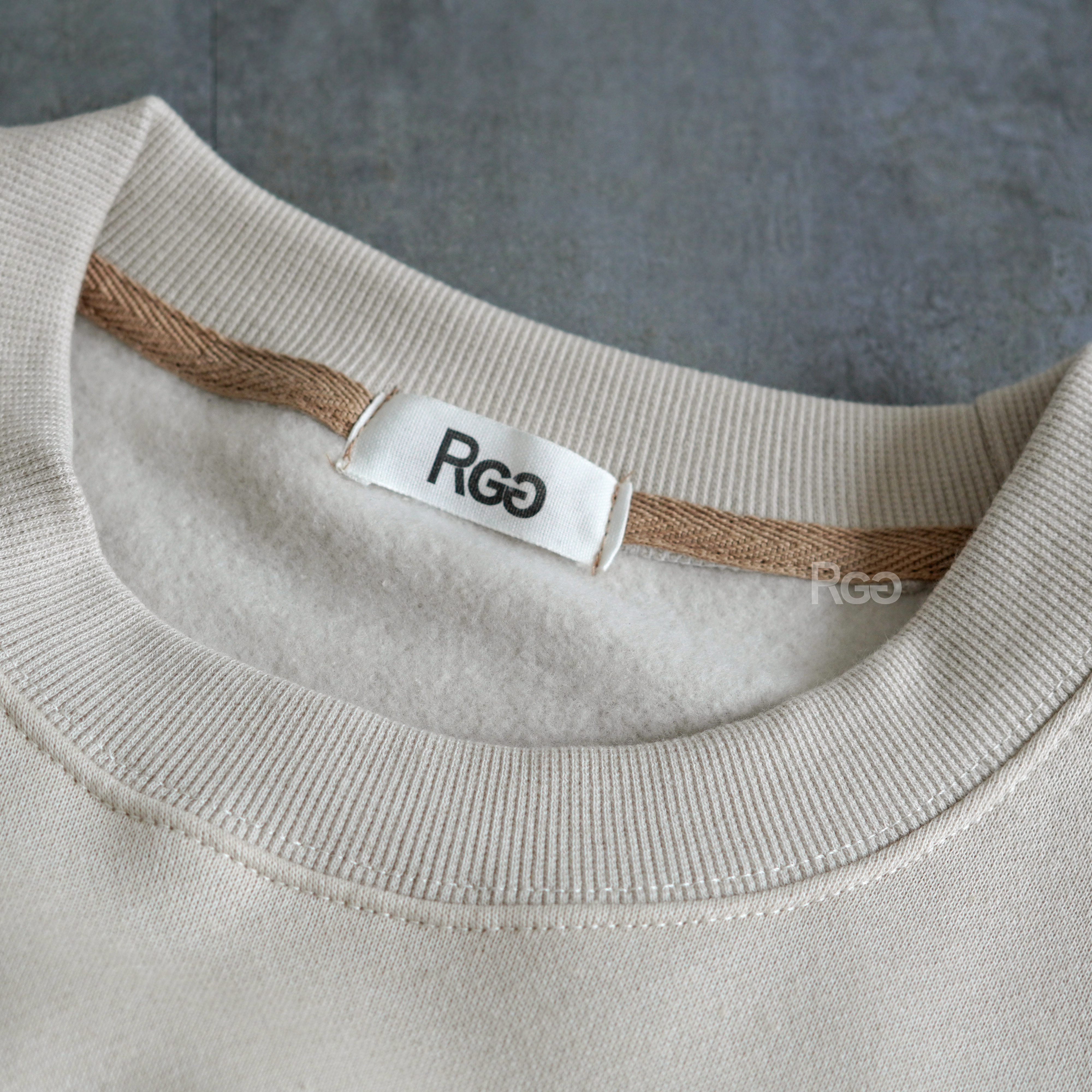 韓版隱藏口袋刷毛大學Ｔ領口細節