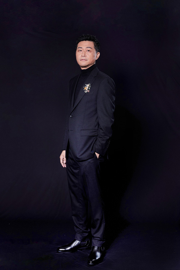 華燈初上導演連奕琦穿著林果良品卻爾喜靴，出席金鐘57頒獎典禮。