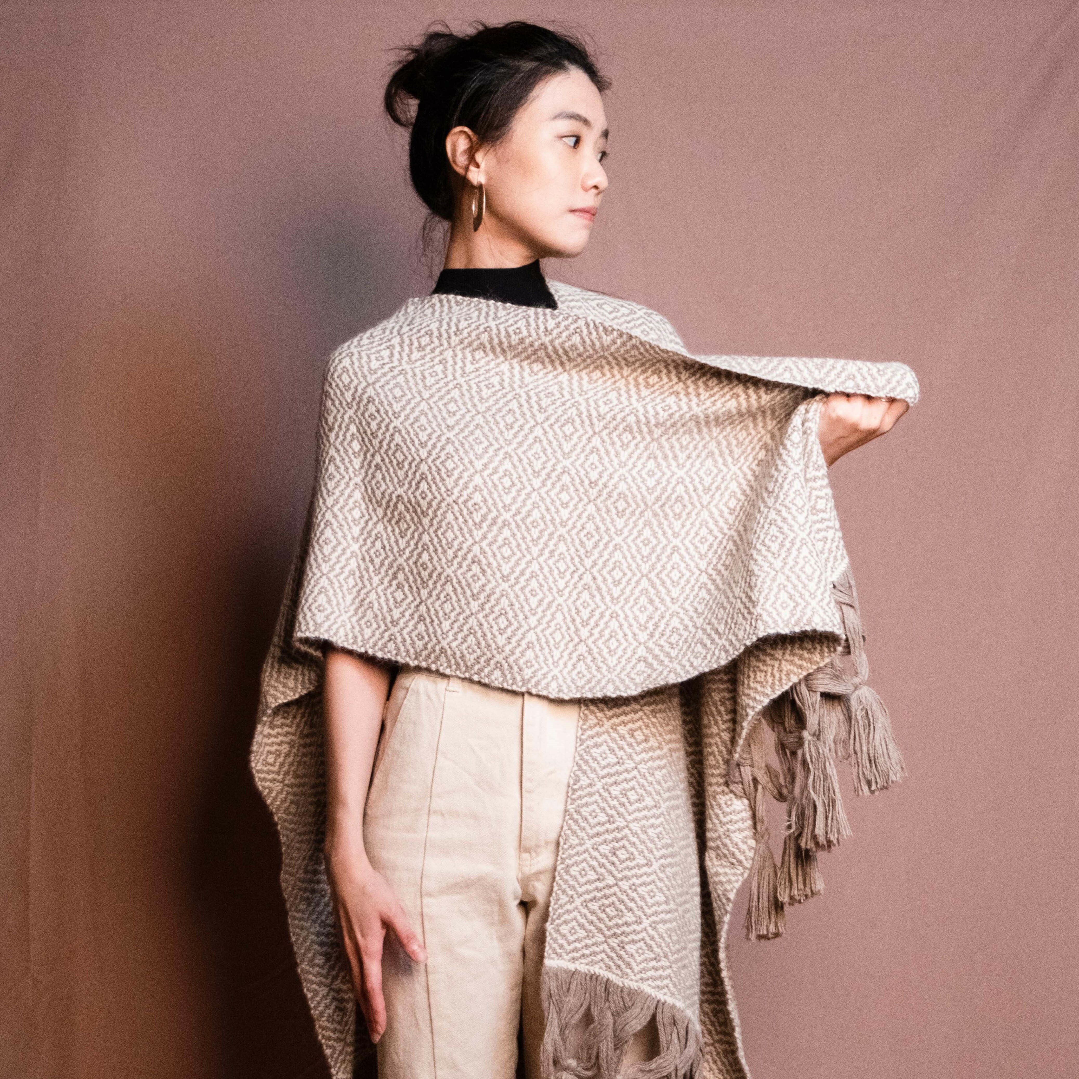 【限量】安地斯羊駝斗篷｜花祭－米白｜秘魯