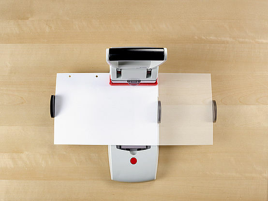 NOVUS B 2200 manual 2 holes heavy duty Punch (punch capacity: 200 sheets) 手動雙孔超重型打孔機 回可一次打200張紙，德國品牌 中國製造