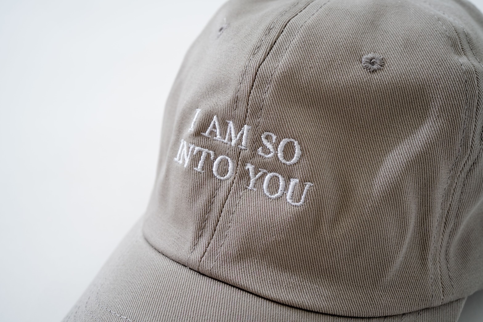 I AM SO INTO YOU / Wooooo by team love 標語logo 帽