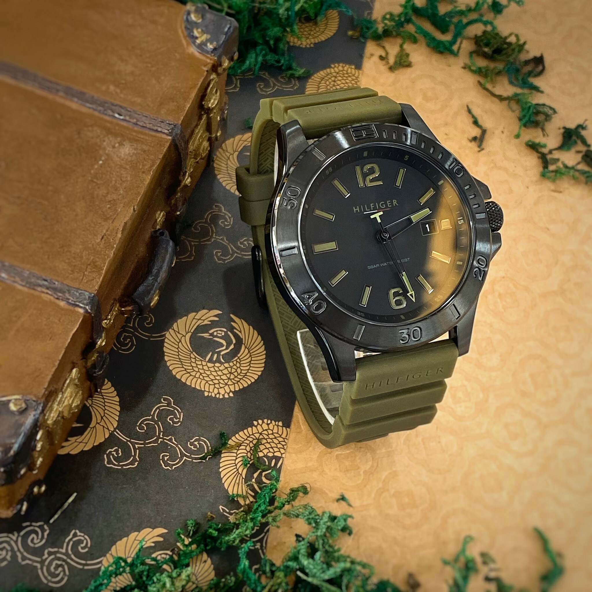 【Tommy Hilfiger】運動風軍綠矽膠腕錶 1791992 46mm 現代鐘錶