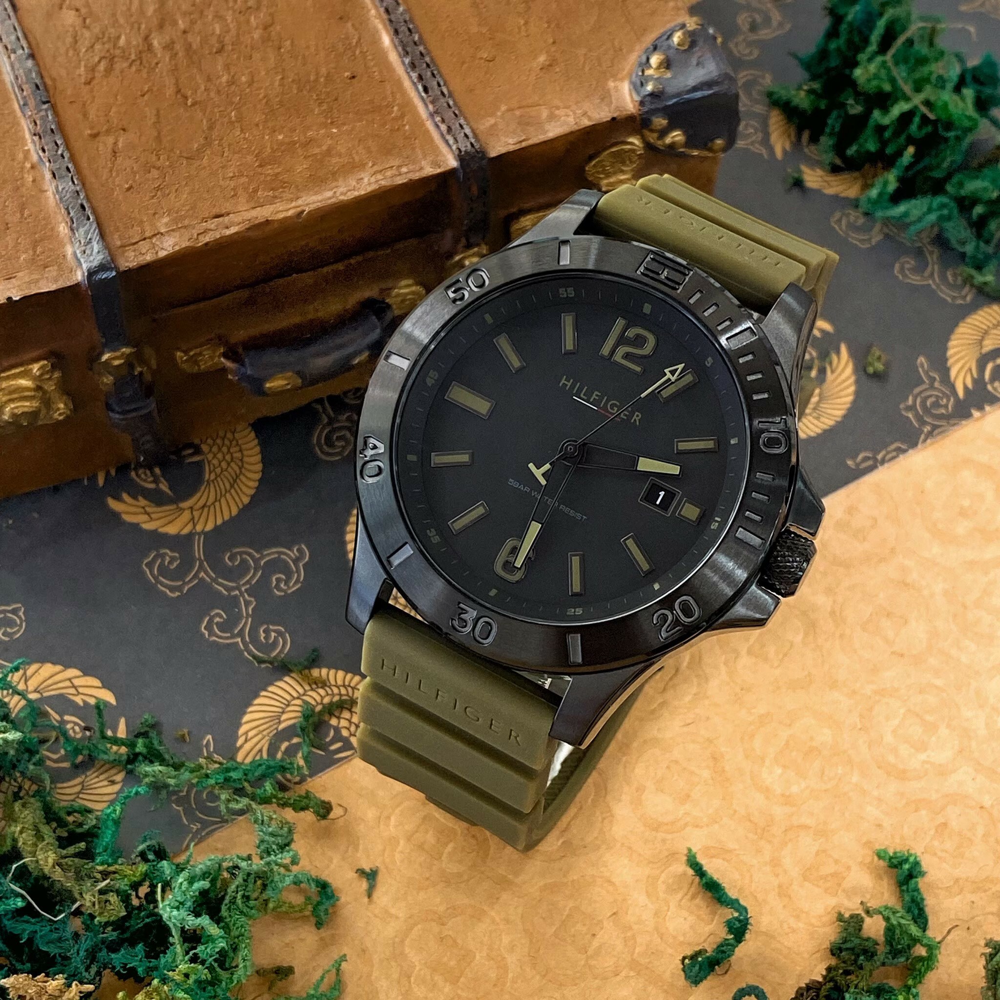 【Tommy Hilfiger】運動風軍綠矽膠腕錶 1791992 46mm 現代鐘錶