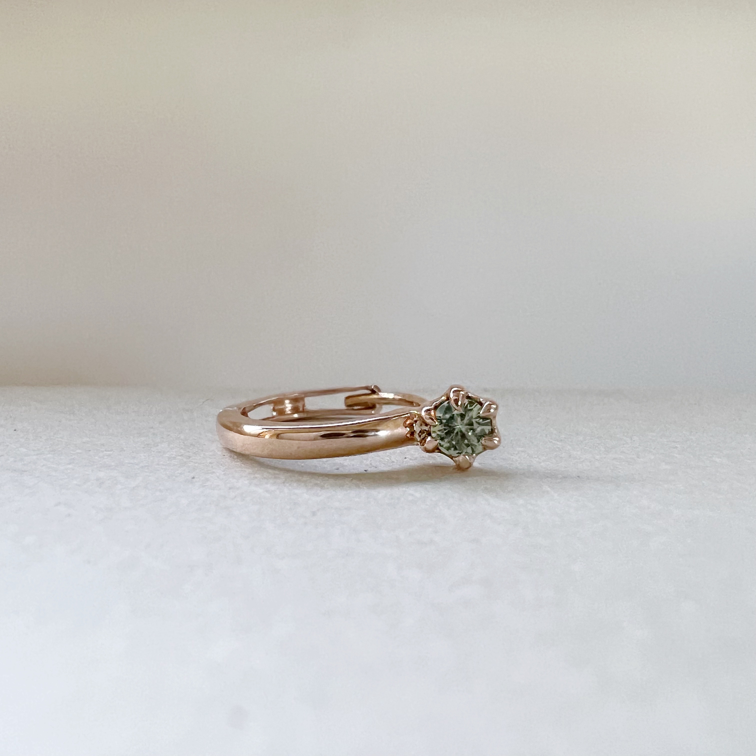 14K Mini六爪綠色藍寶貼耳扣式耳圈