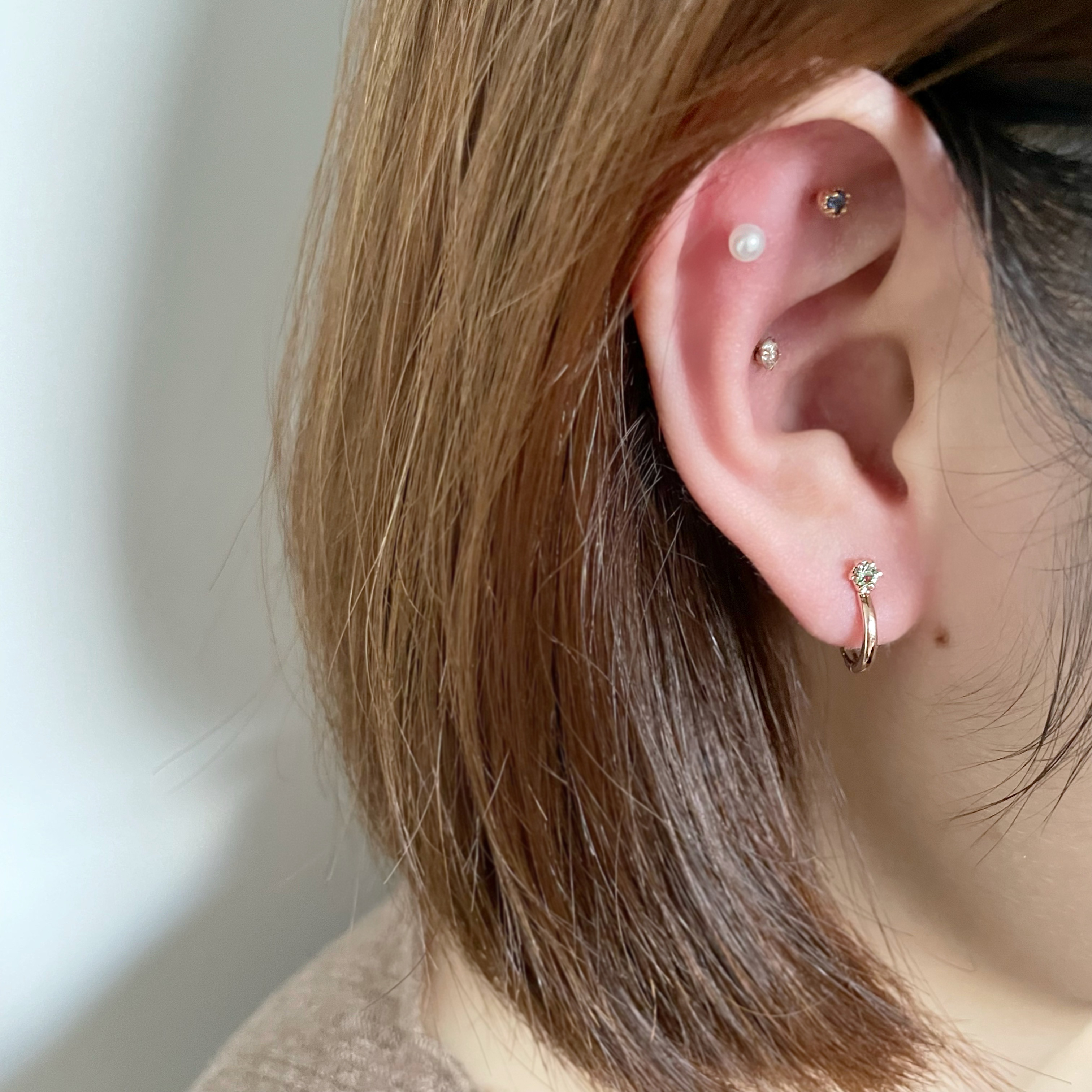 14K Mini六爪綠色藍寶貼耳扣式耳圈