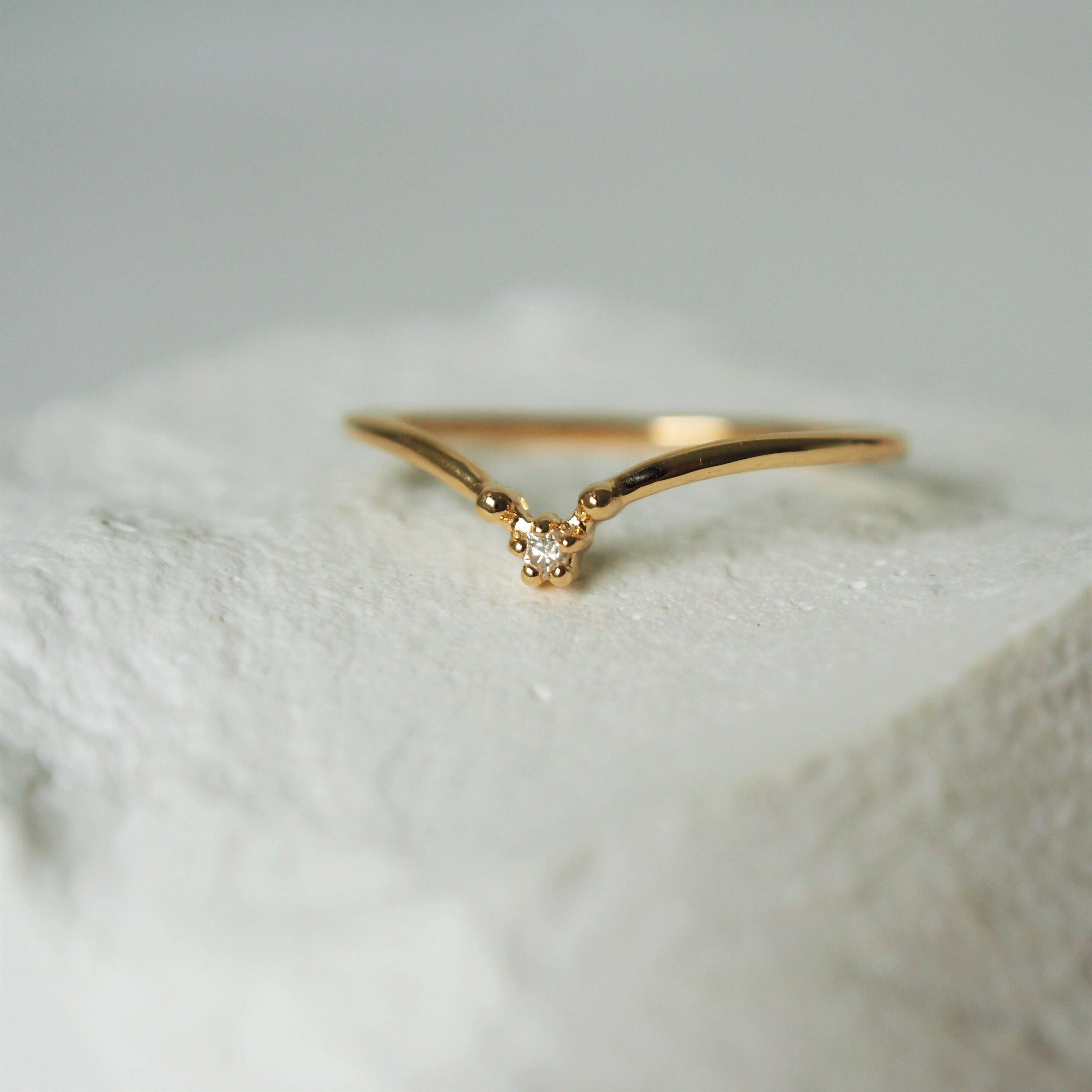 14K Stardust單顆真鑽V形戒指