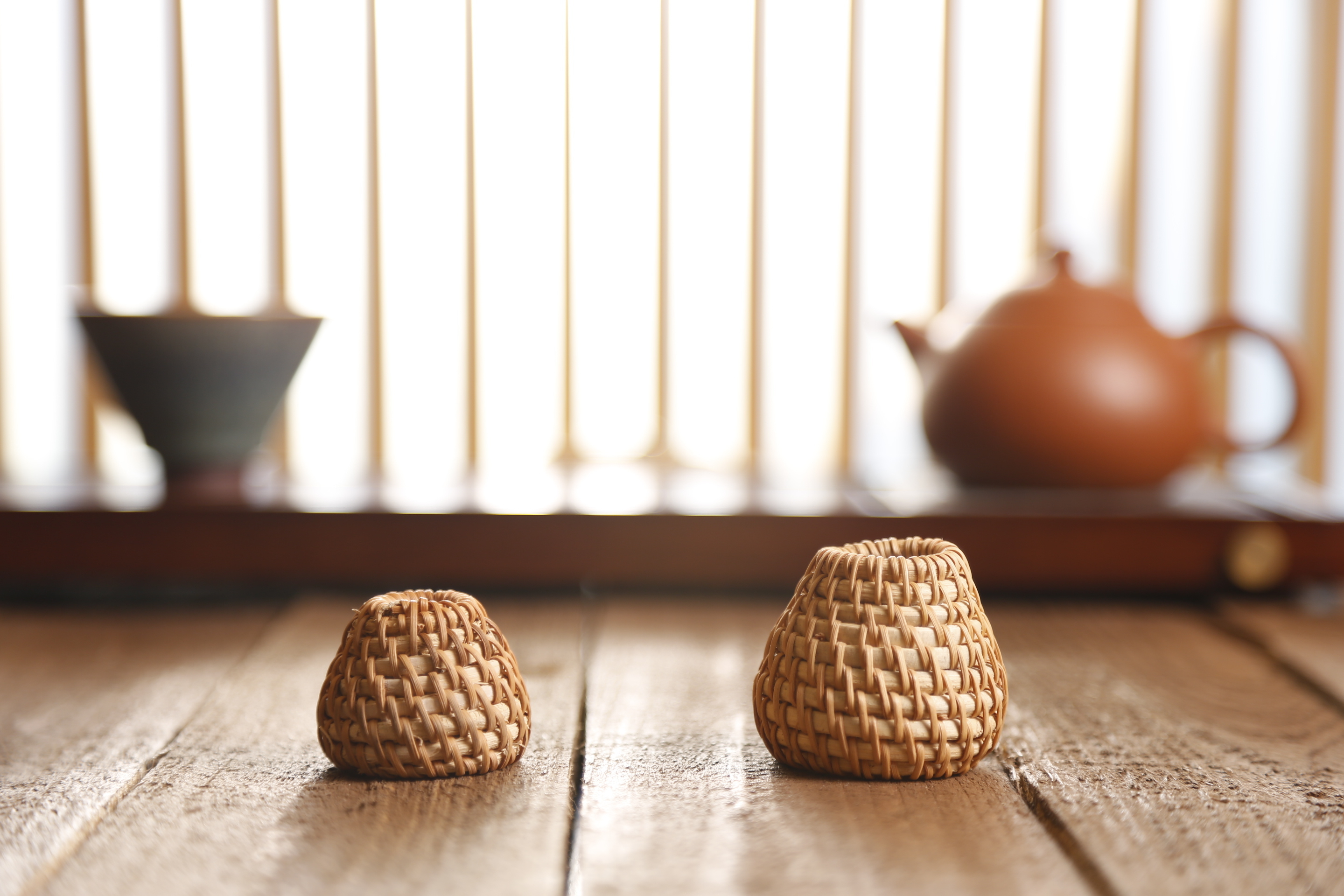 【籐編茶壺蓋托】-- 手工籐編壺蓋托蓋，為茶席增添雅致。