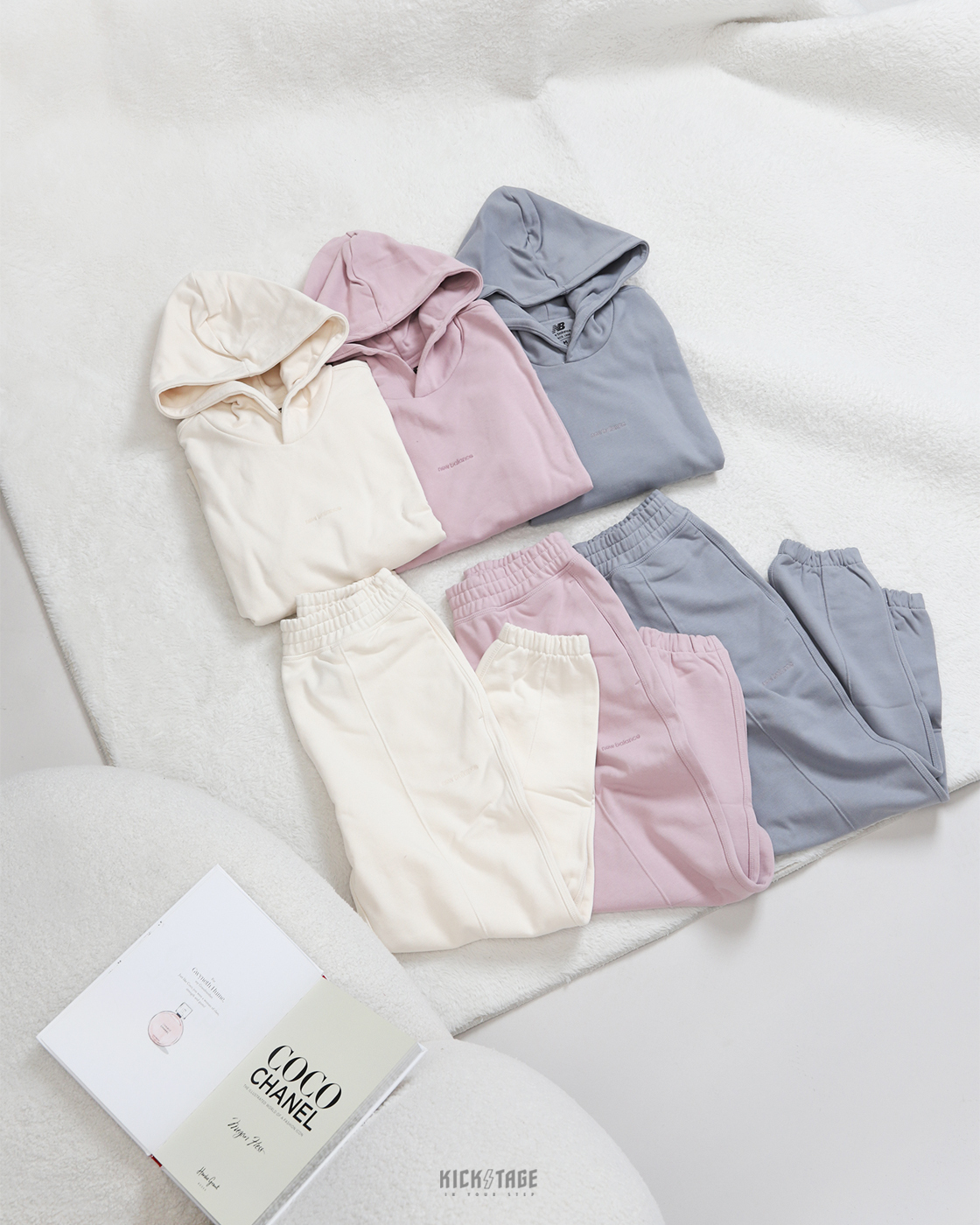 **特價商品售出不退換**女款 NEW BALANCE ATH SET IU同款 米杏色 玫瑰粉 霧灰藍 刺繡LOGO 毛巾底 套裝 帽T【AWT23554】 / 前中線棉褲【AWP23553】NBT NBSUIT