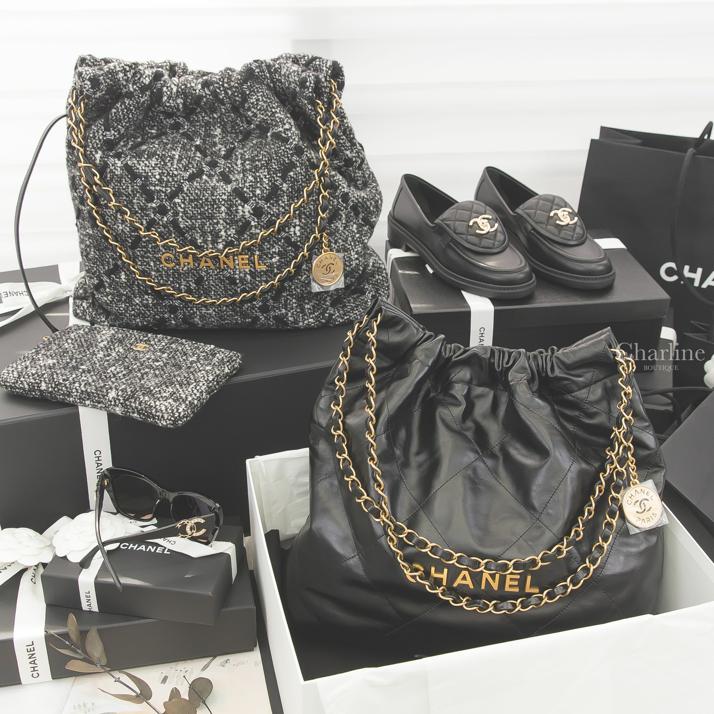 Chanel 22 黑色金字徽章鍊帶中型牛皮大菱格紋肩背包,黑灰色粗花呢金字徽章鍊帶中型羊毛大菱格紋肩背包,黑色蝴蝶型咖啡鏡片黑色鏡腳黑金皮穿鍊水鑽CC太陽眼鏡,黑色金CC小羊皮菱格紋樂福鞋-Charline Boutique 精品代購